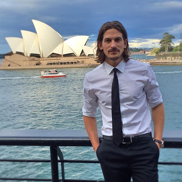 The view at lunch with Omega is pretty spectacular. We don’t know what's more impressive: @jarrodscott’s sharp threads and epic mane, or the Opera house. On second thoughts, we’re going with Scott. ️