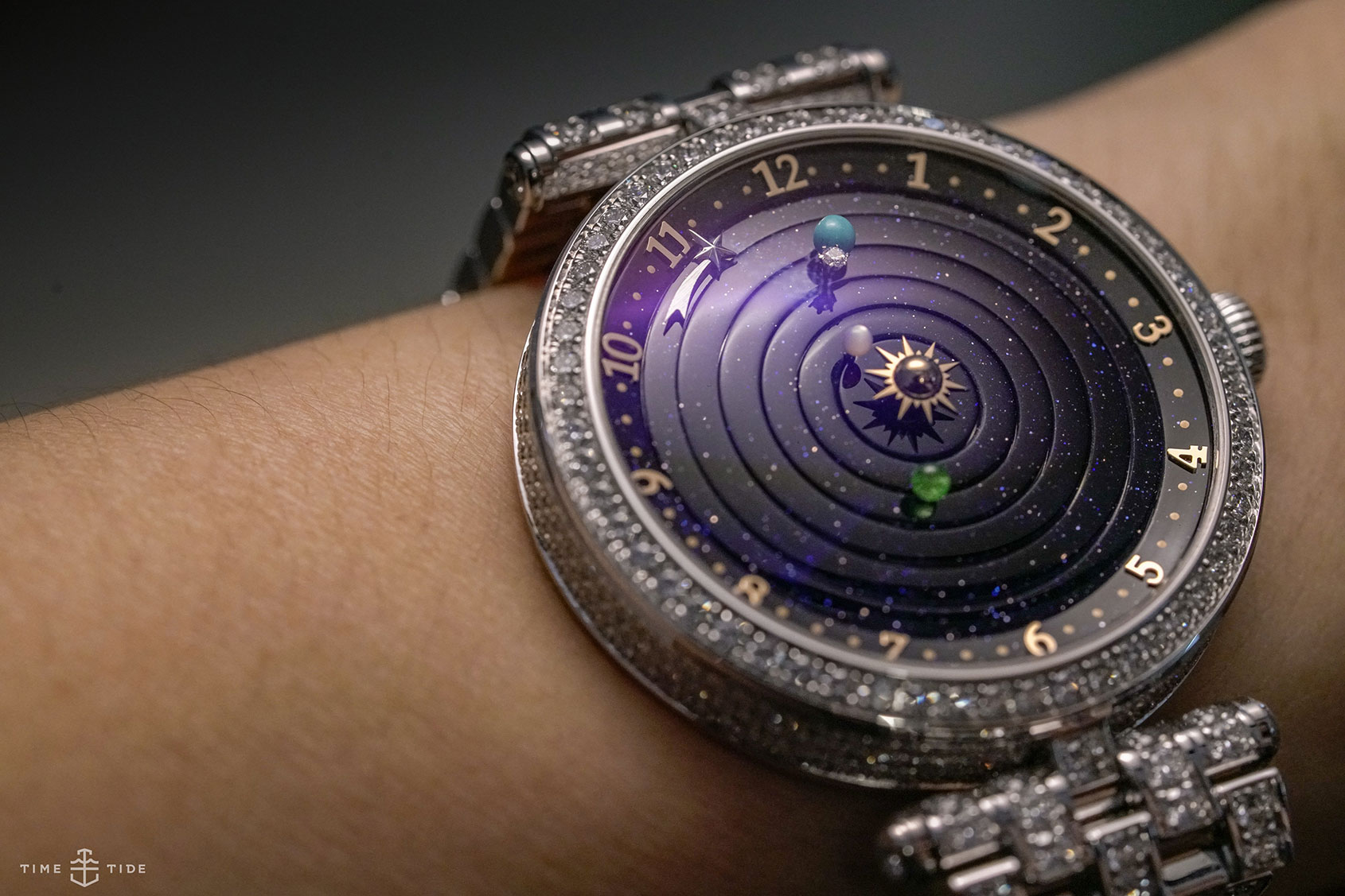 VAN CLEEF & ARPELS LADY ARPELS PLANÉTARIUM POETIC COMPLICATIONS - best watches without hands