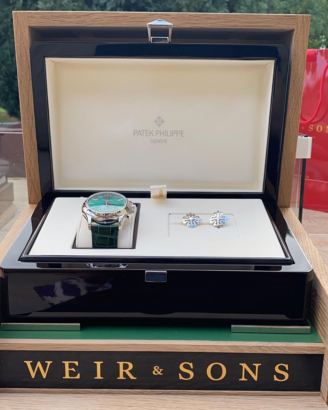 Conor McGregor's watch collection worth over £700k, including timepieces  from luxury brands Rolex and Patek Philippe – Th… | Watch collection,  Rolex, Conor mcgregor