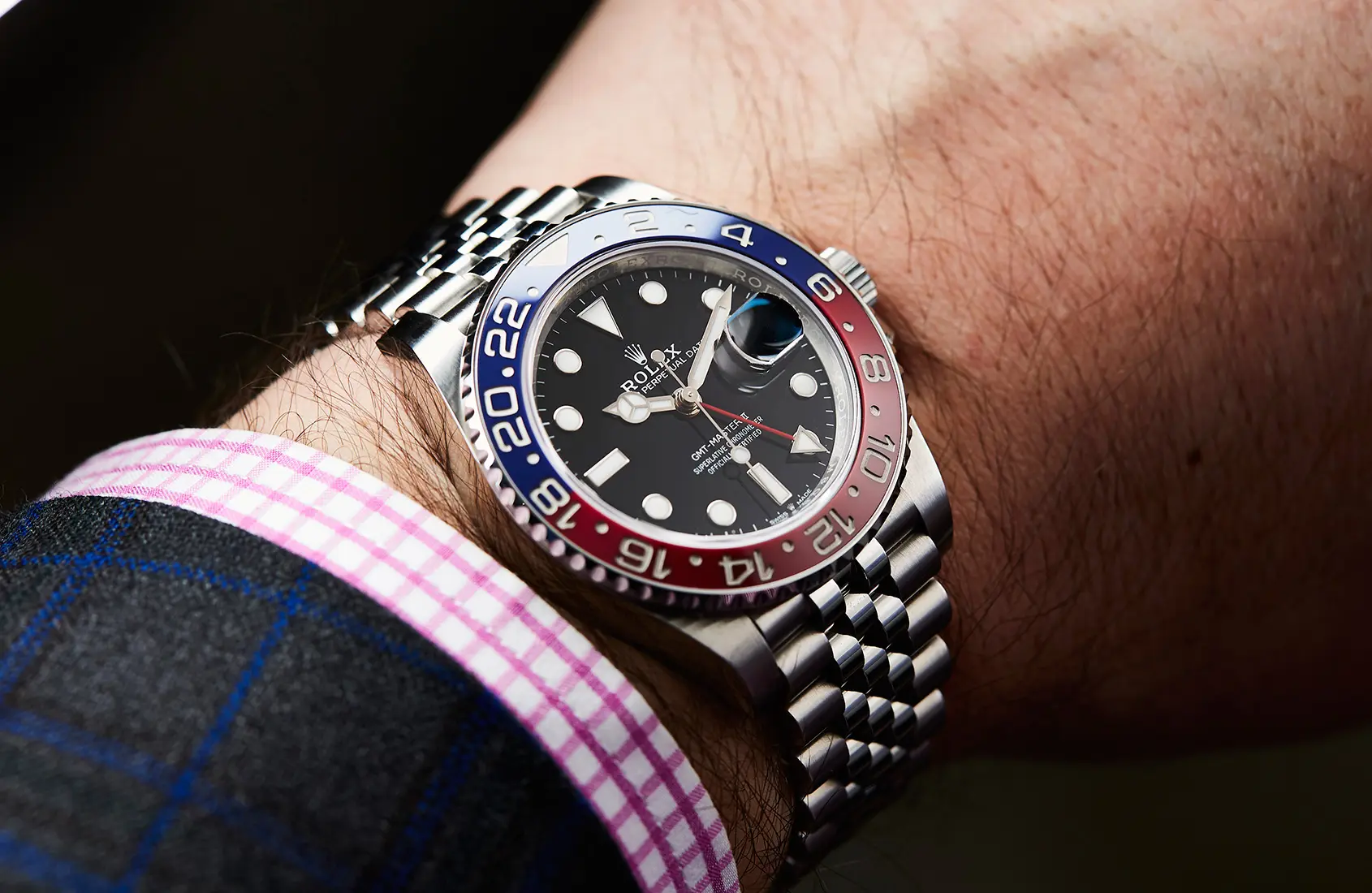 samvittighed værdi Modtagelig for HANDS-ON: The Rolex GMT-Master II Pepsi (ref. 126710 BLRO) - Time and Tide  Watches