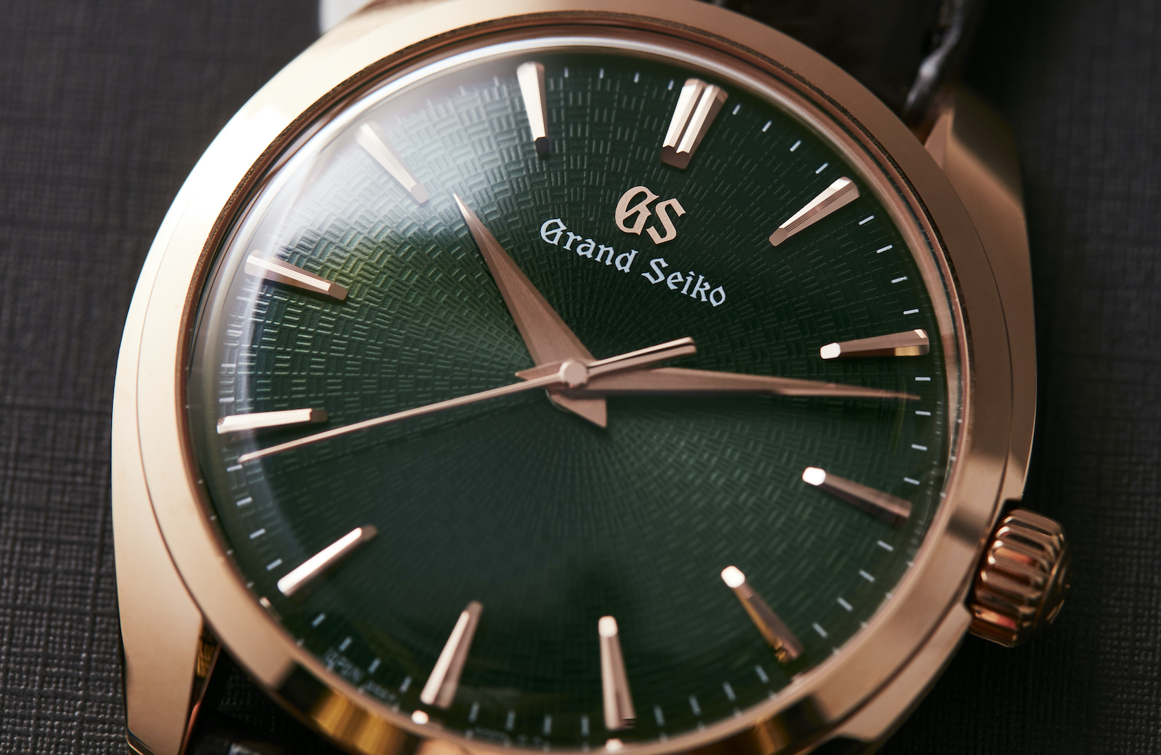 HANDS-ON: The Grand Seiko SBGW264 has one of the best green dials in the  industry