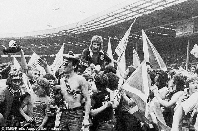 This is how Rod Stewart's Cartier got stolen during a pitch invasion at Wembley