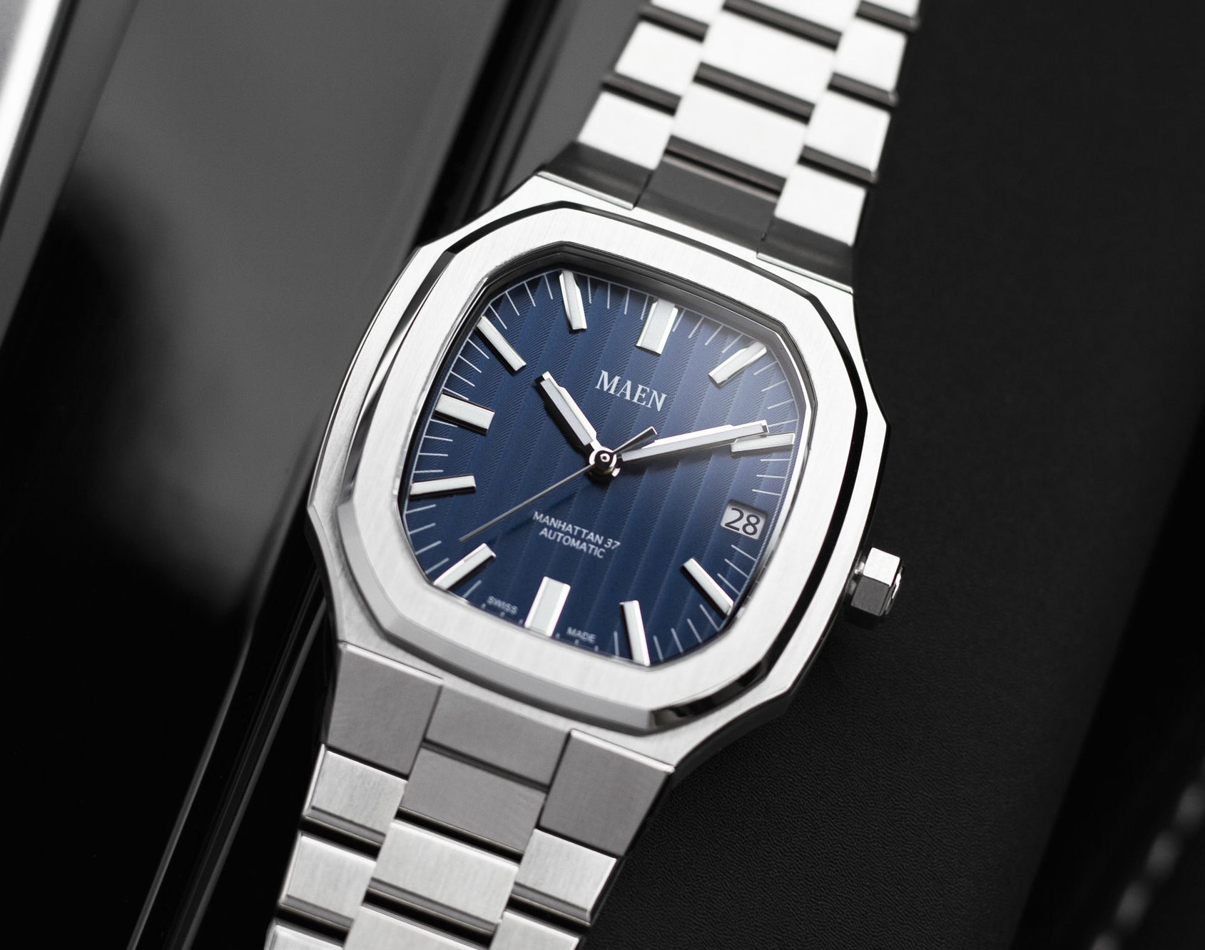 Maen Manhattan 37 is an integrated bracelet watch at a great price