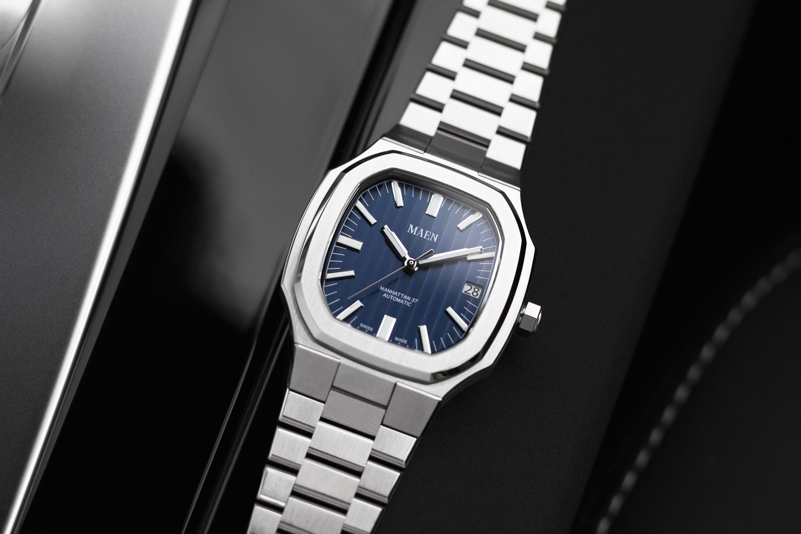 Maen Manhattan 37 is an integrated-bracelet watch at a great price