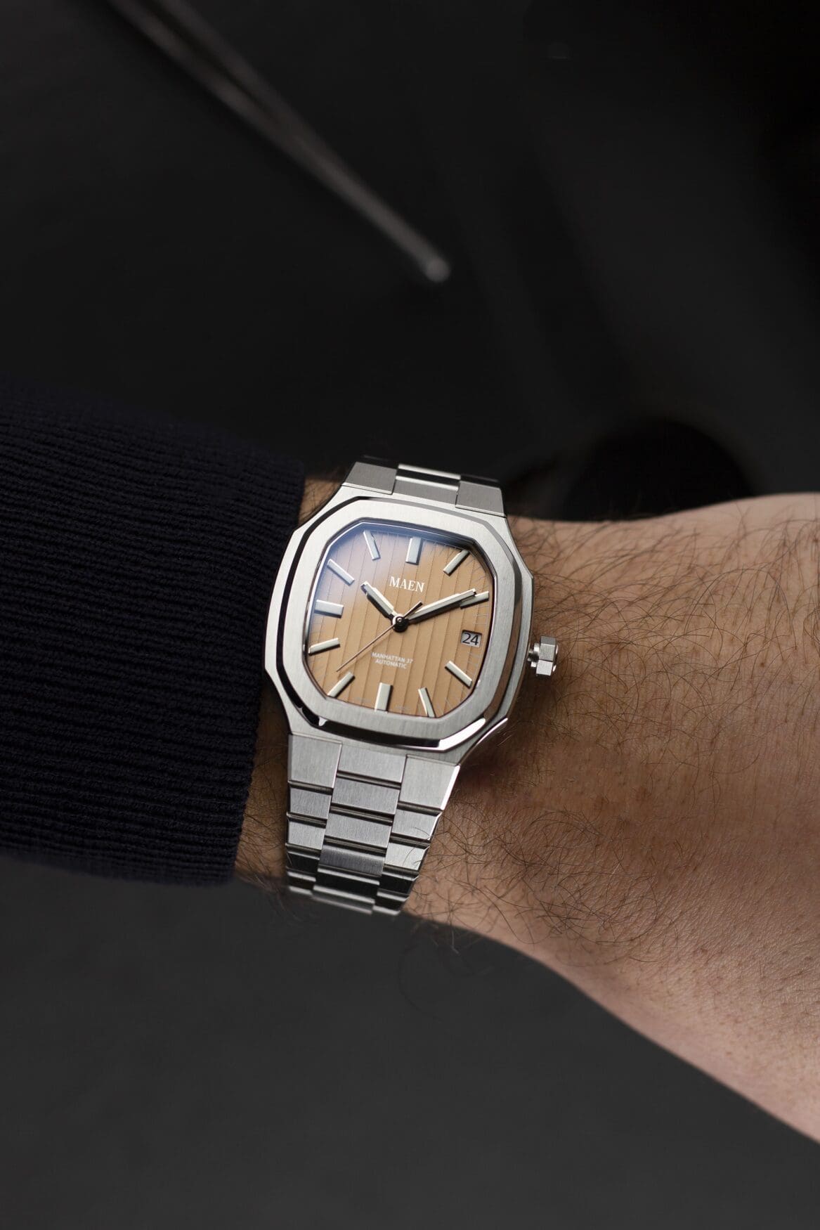 Maen Manhattan 37 is an integrated-bracelet watch at a great price