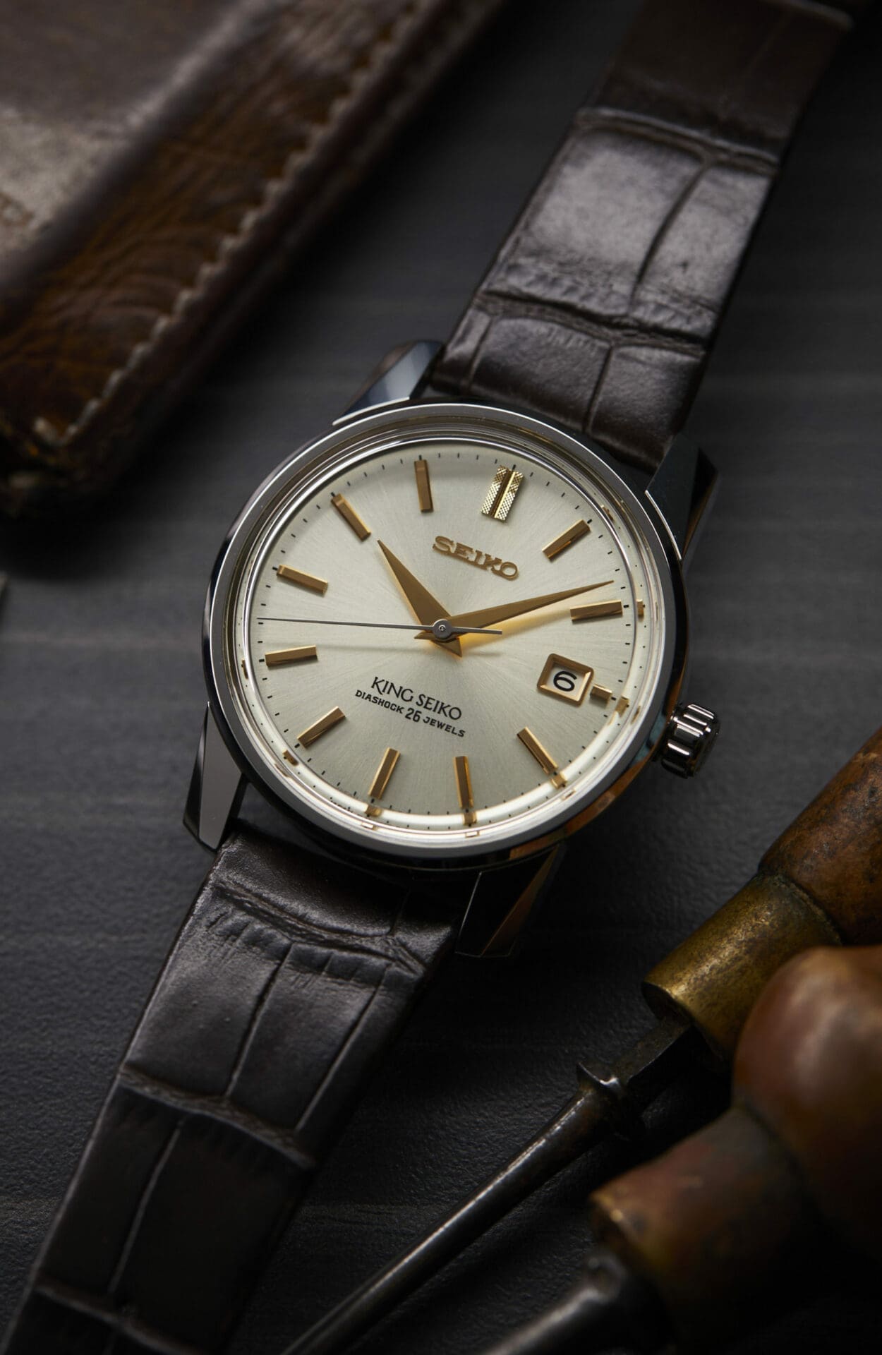 VIDEO: The King Seiko SJE087 gets sexed up with gilt features and a champagne dial