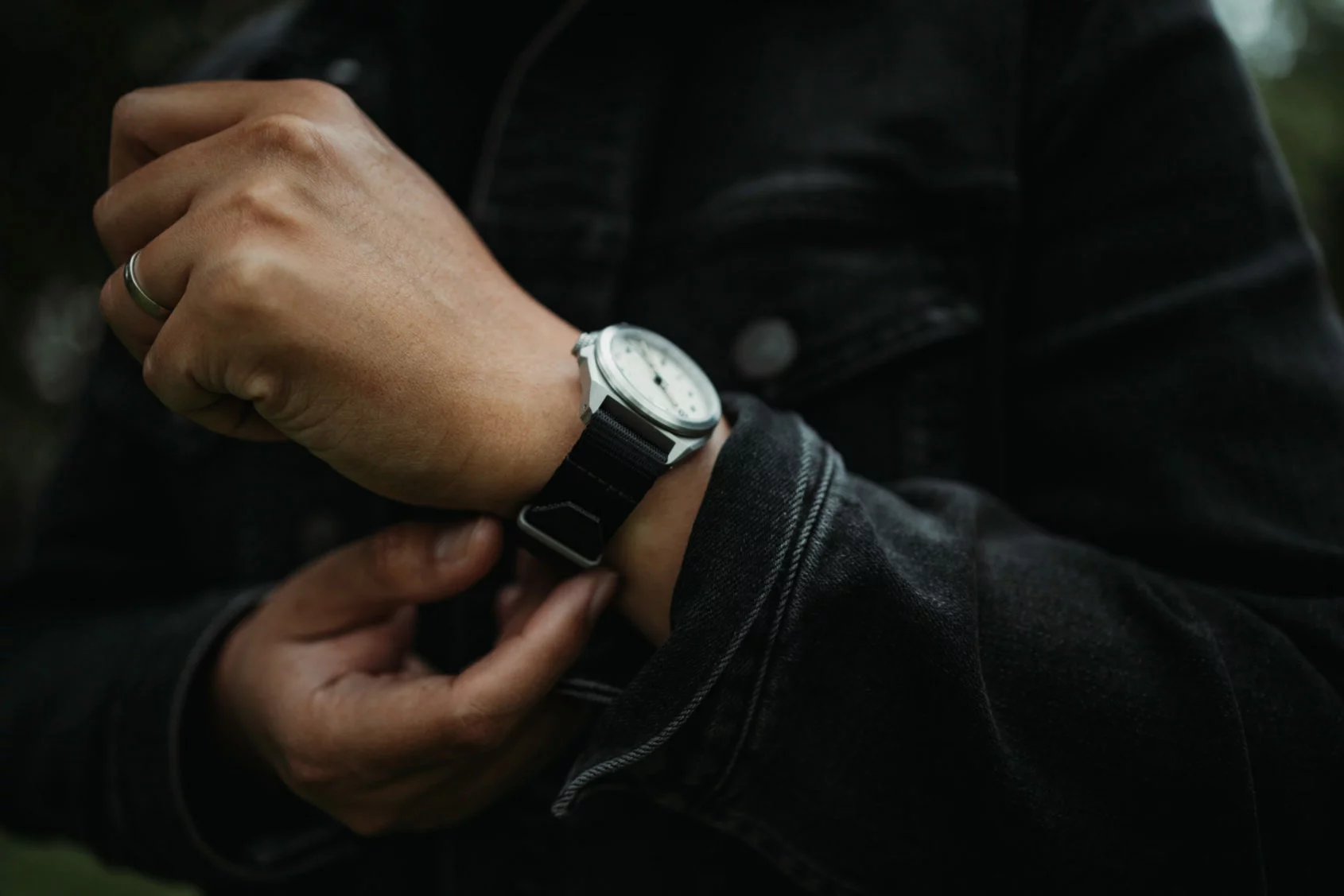 RZE watch VALOUR 38 カーボンブラック チタン ユーズド美品 VALOUR 38 - Carbon Black – RZE Watches