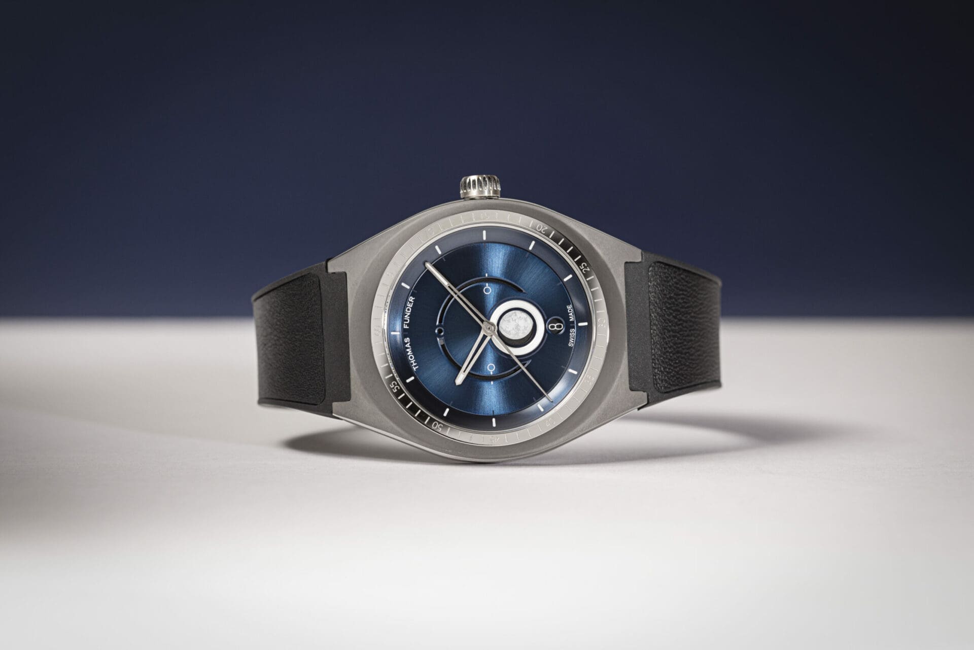 MICRO MONDAYS: The Funder Måne delivers a modular moonphase collection in a single watch