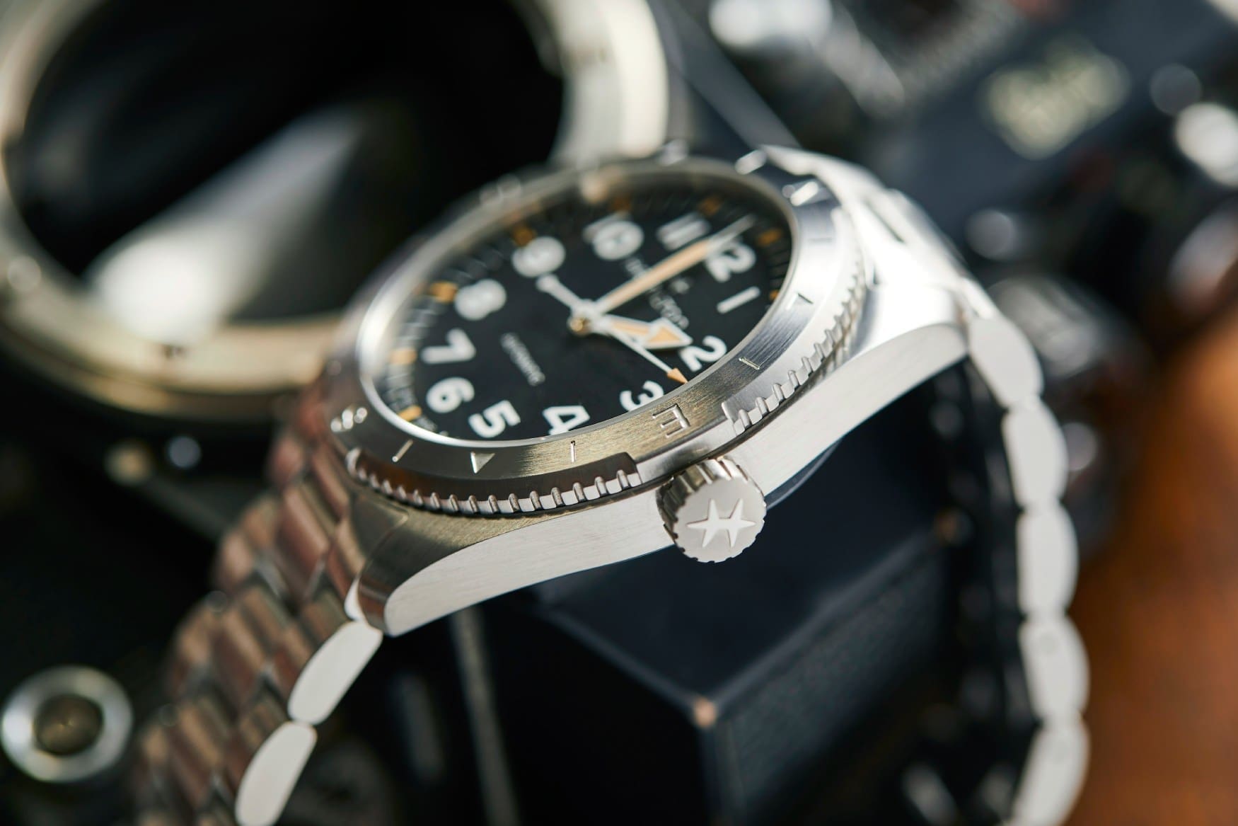 hamilton khaki field expedition black dial steel bracelet case profile