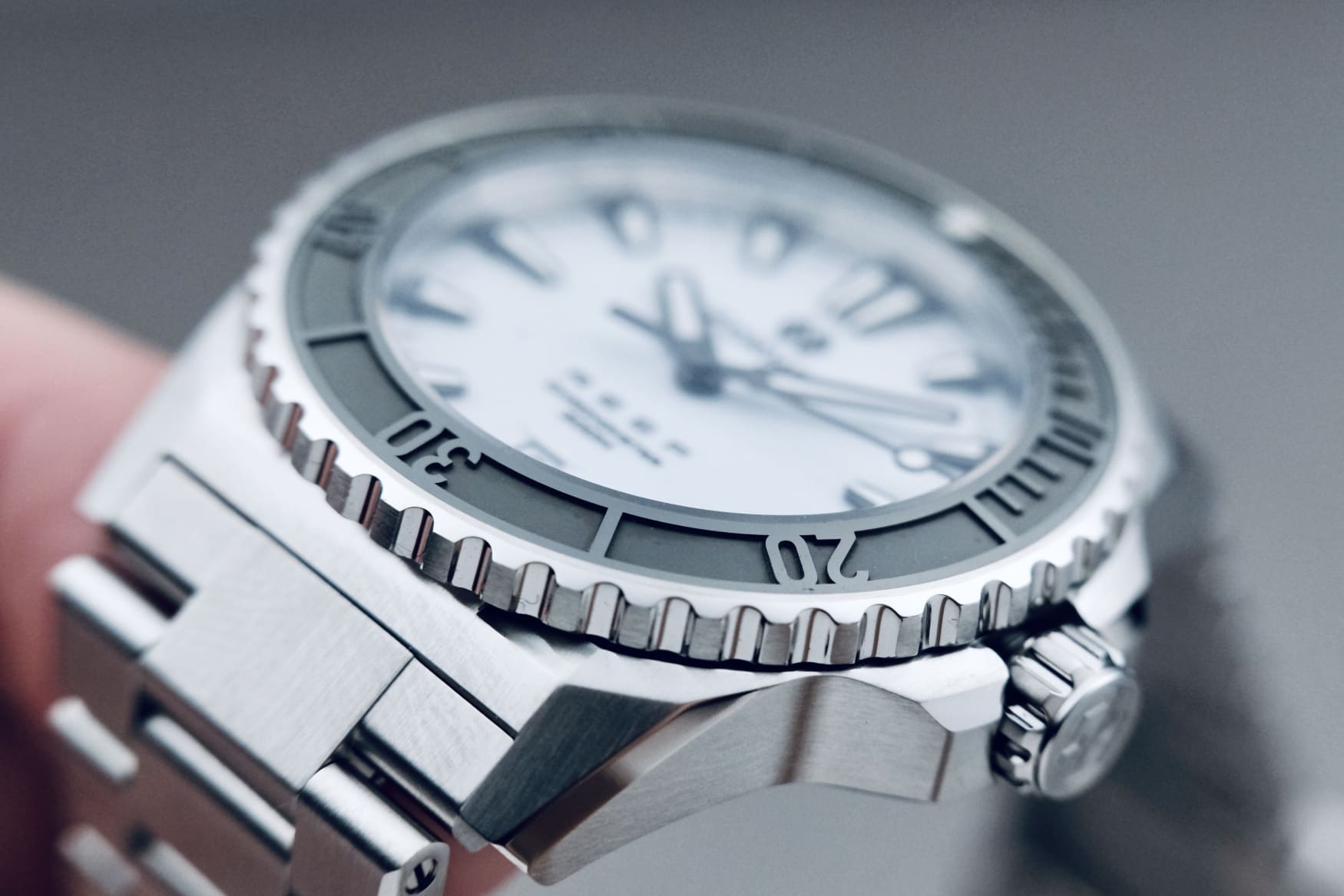 formex baby reef white dial case profile