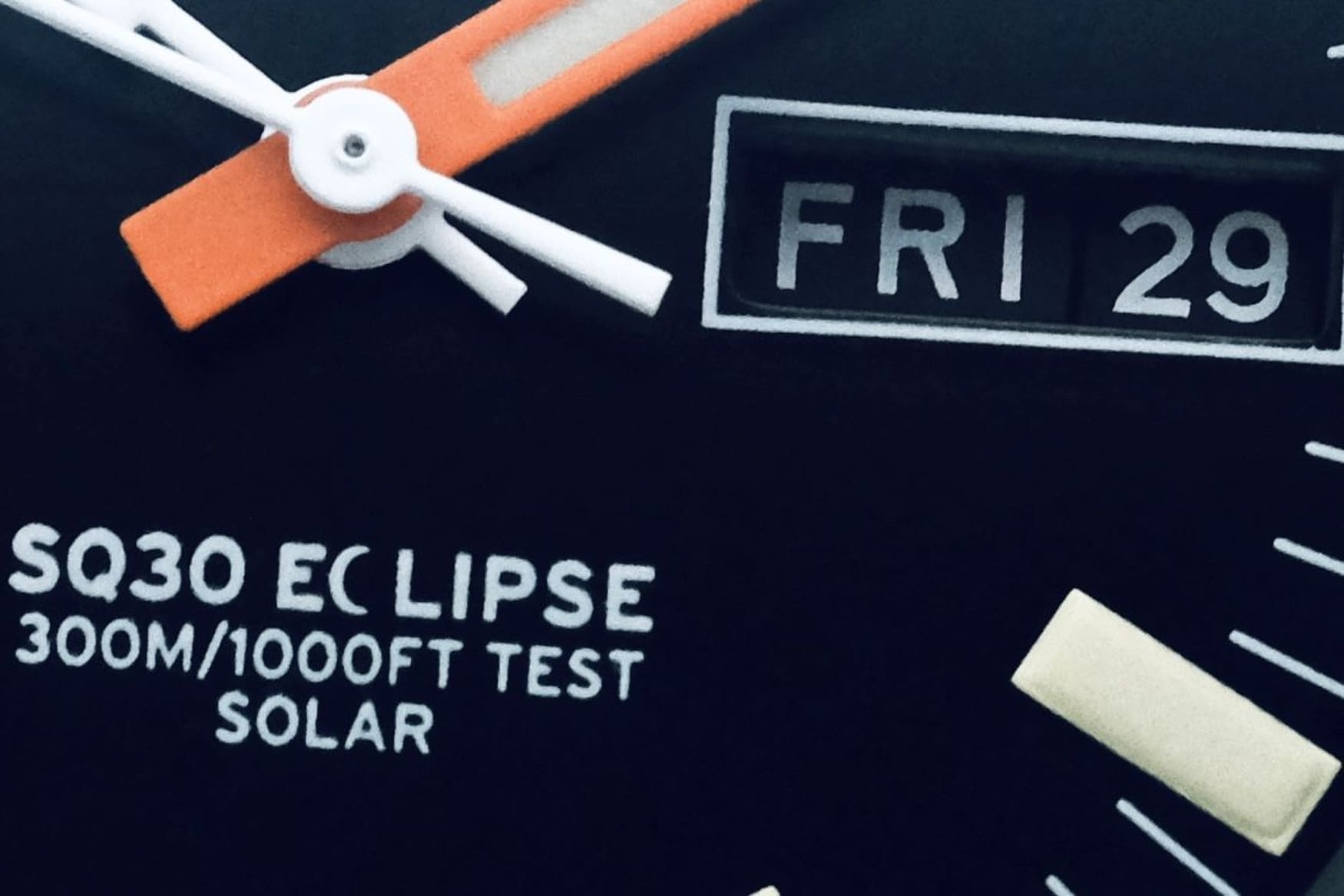 momentum sq30 eclipse solar black ion dial close up