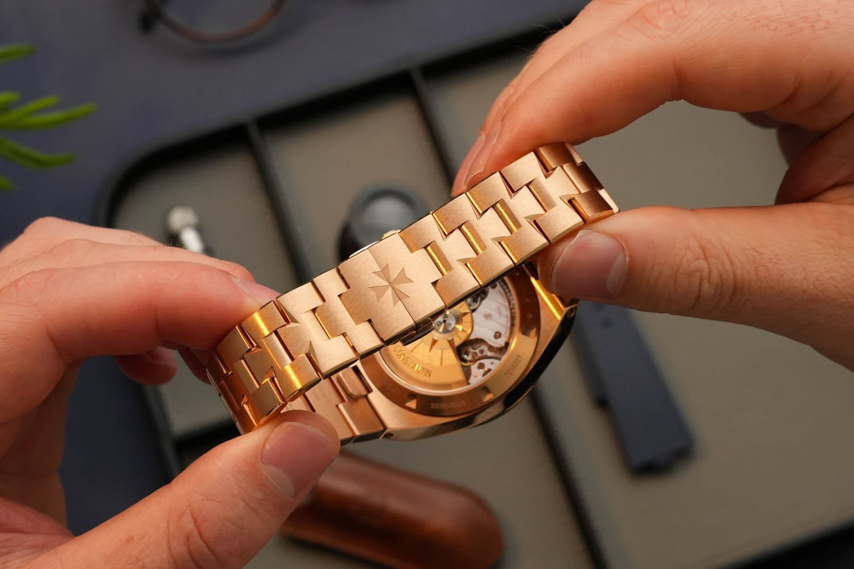 vacheron constantin overseas chronograph pink gold blue dial bracelet clasp