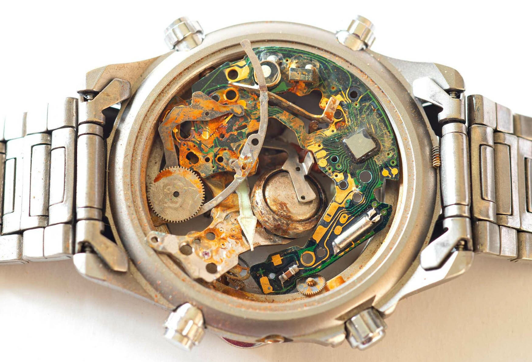 Corroded quartz chronograph movement