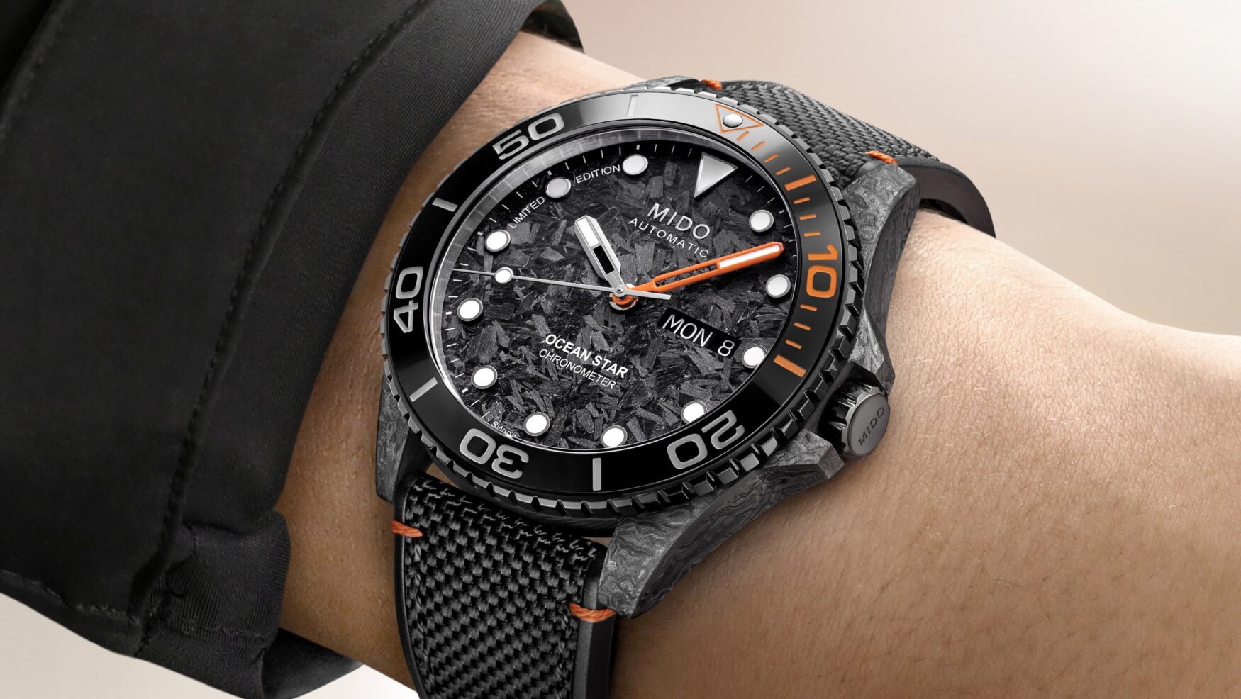 Mido Ocean Star 200C Carbon feature