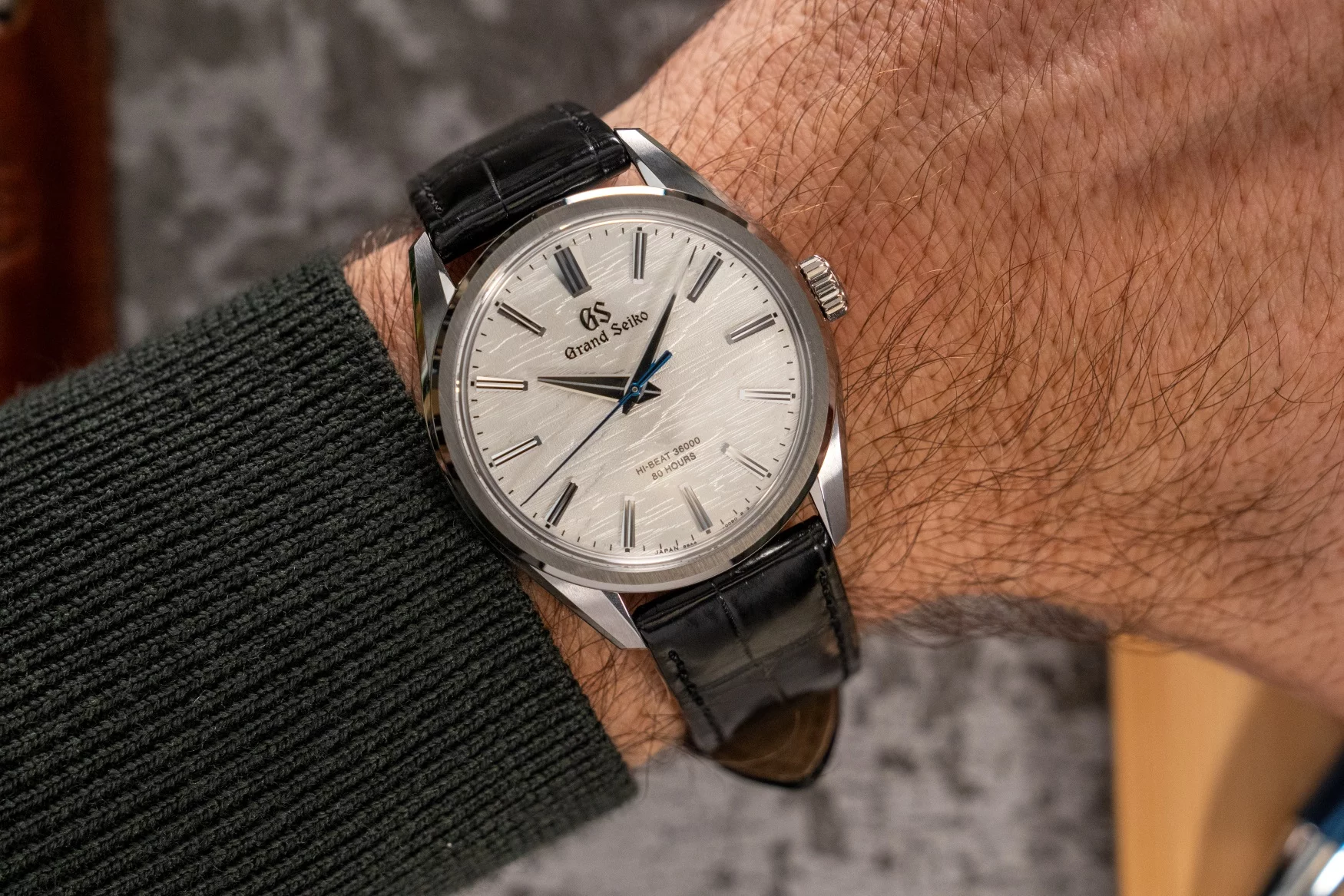 Grand Seiko SLGW003 trên cổ tay