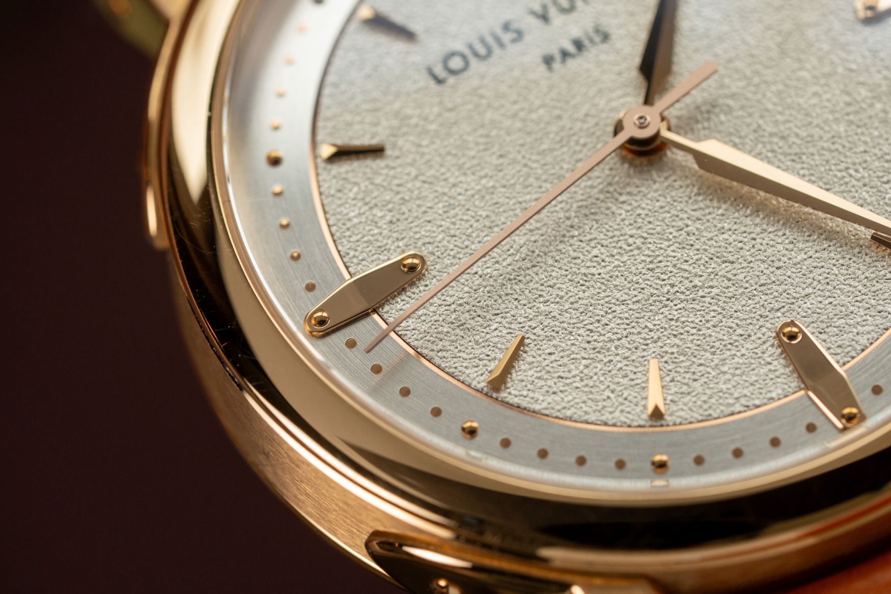 louis vuitton escale time only rose gold dial close up