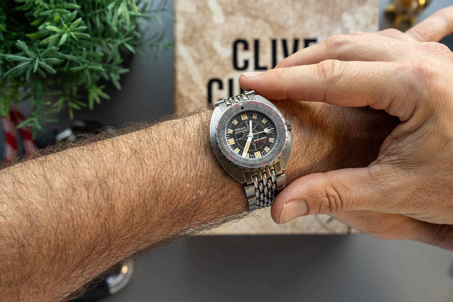 Doxa SUB 300T Sharkhunter Clive Cussler Case 1