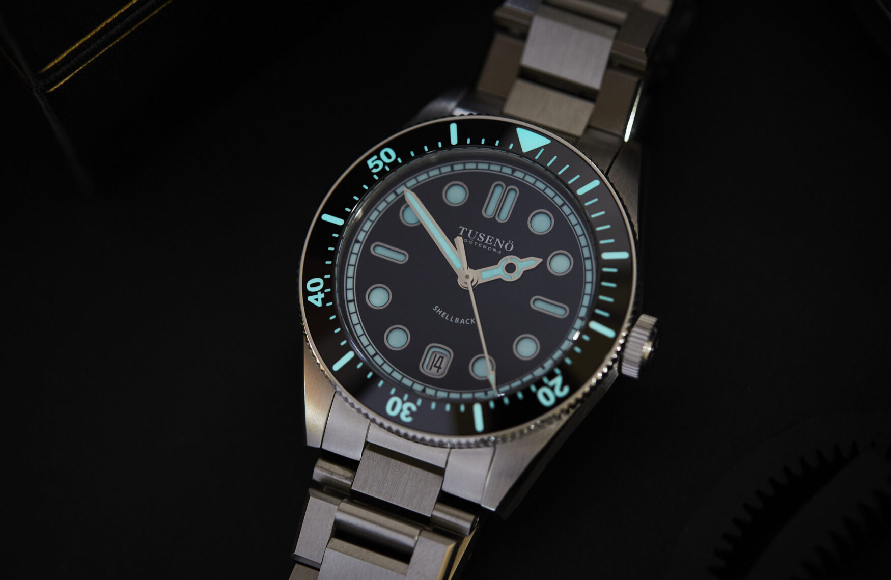 tuseno shellback v2 black dial luminous glow