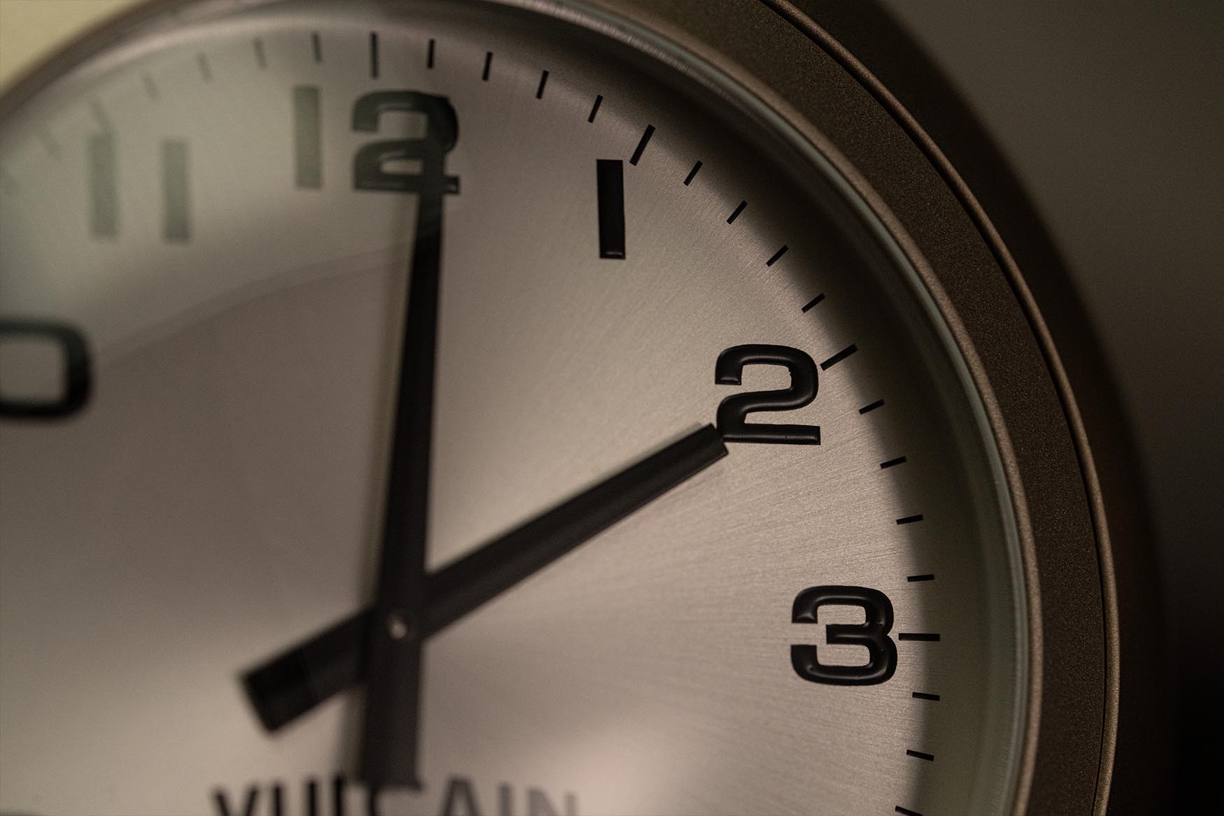 Vulcain table clock 3 macro