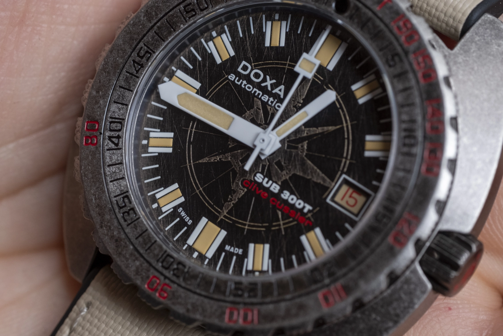 Doxa SUB 300T Sharkhunter Clive Cussler WWW dial