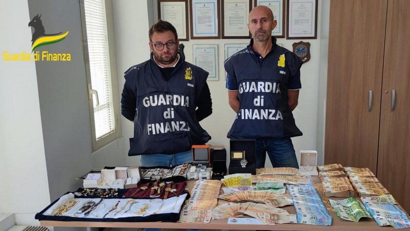 Guardia Finanza contrabbando orologi settembre 2024