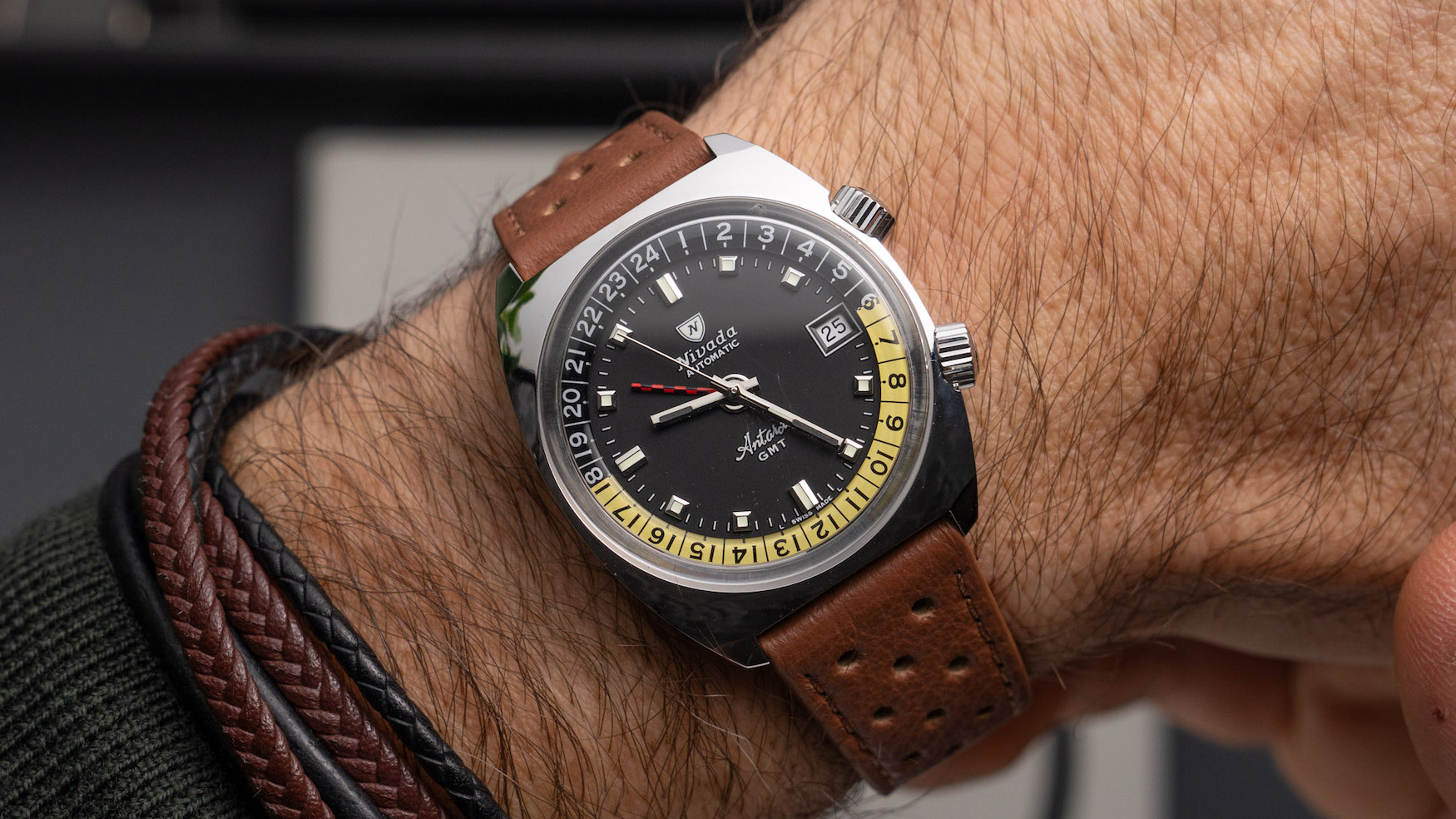 Nivada Grenchen Antarctic GMT desktop