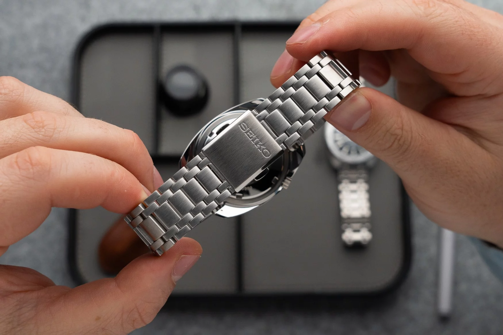 seiko-5-sports-gene-kranz-white-srpl91-bracelet-clasp.jpg.webp