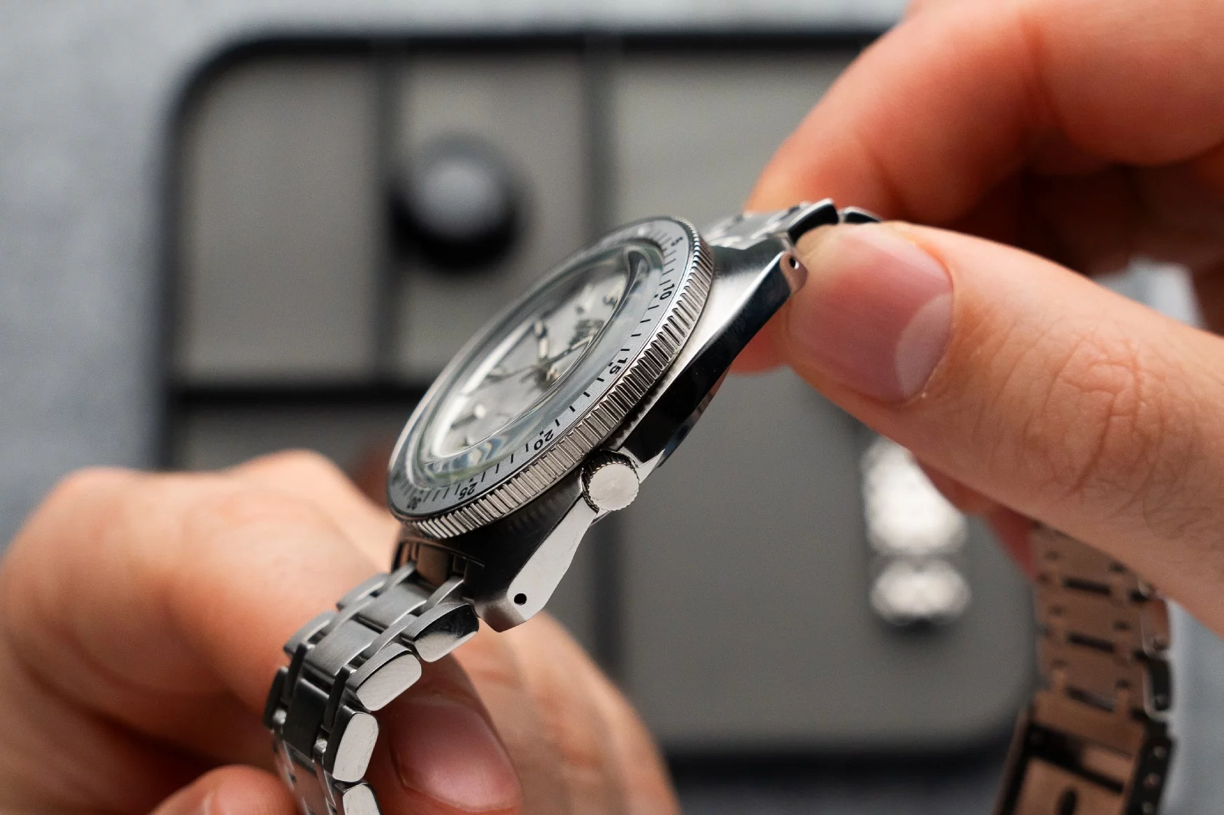 seiko-5-sports-gene-kranz-white-srpl91-case-profile.jpg.webp