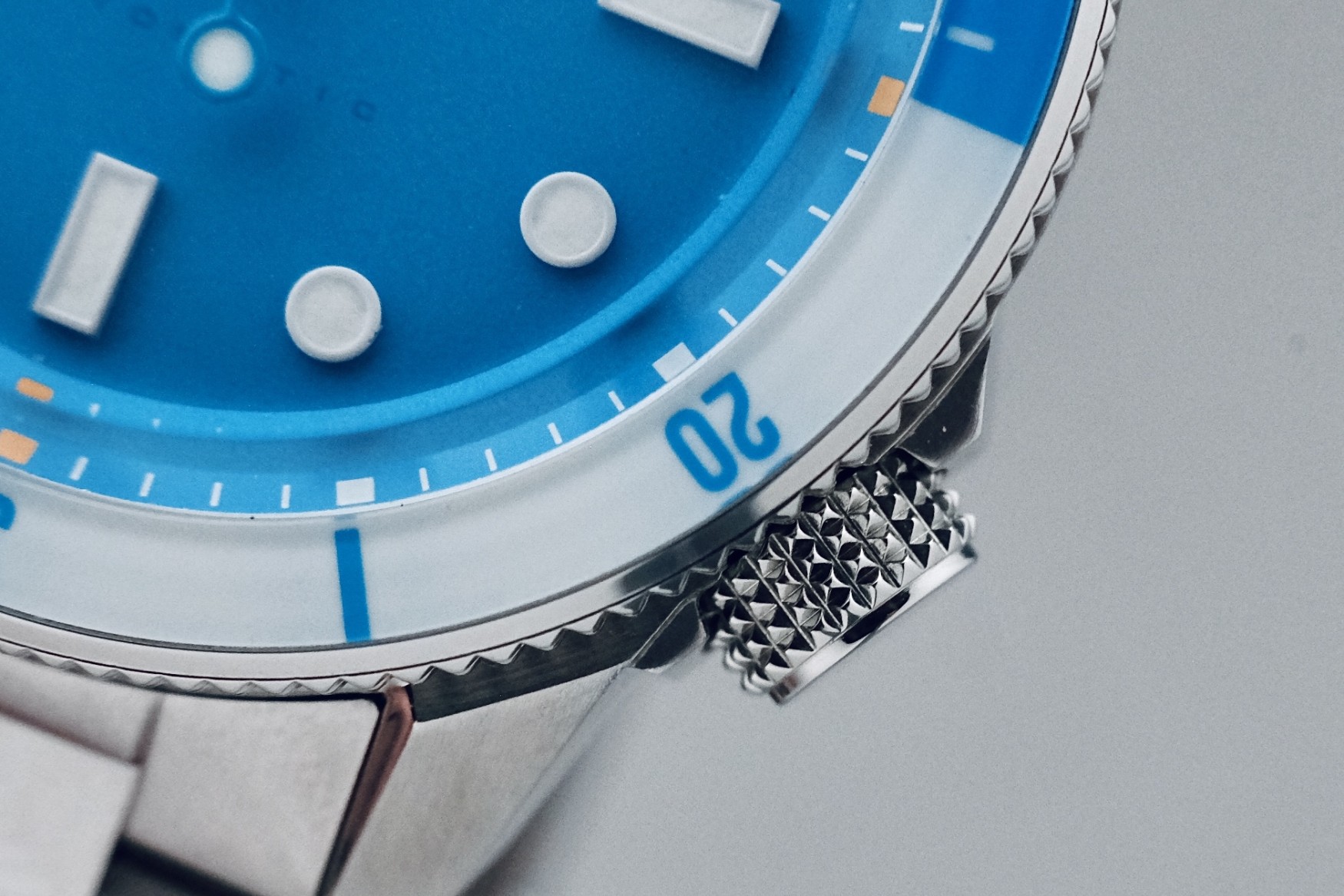 Namica Shirahama 2 bezel closeup