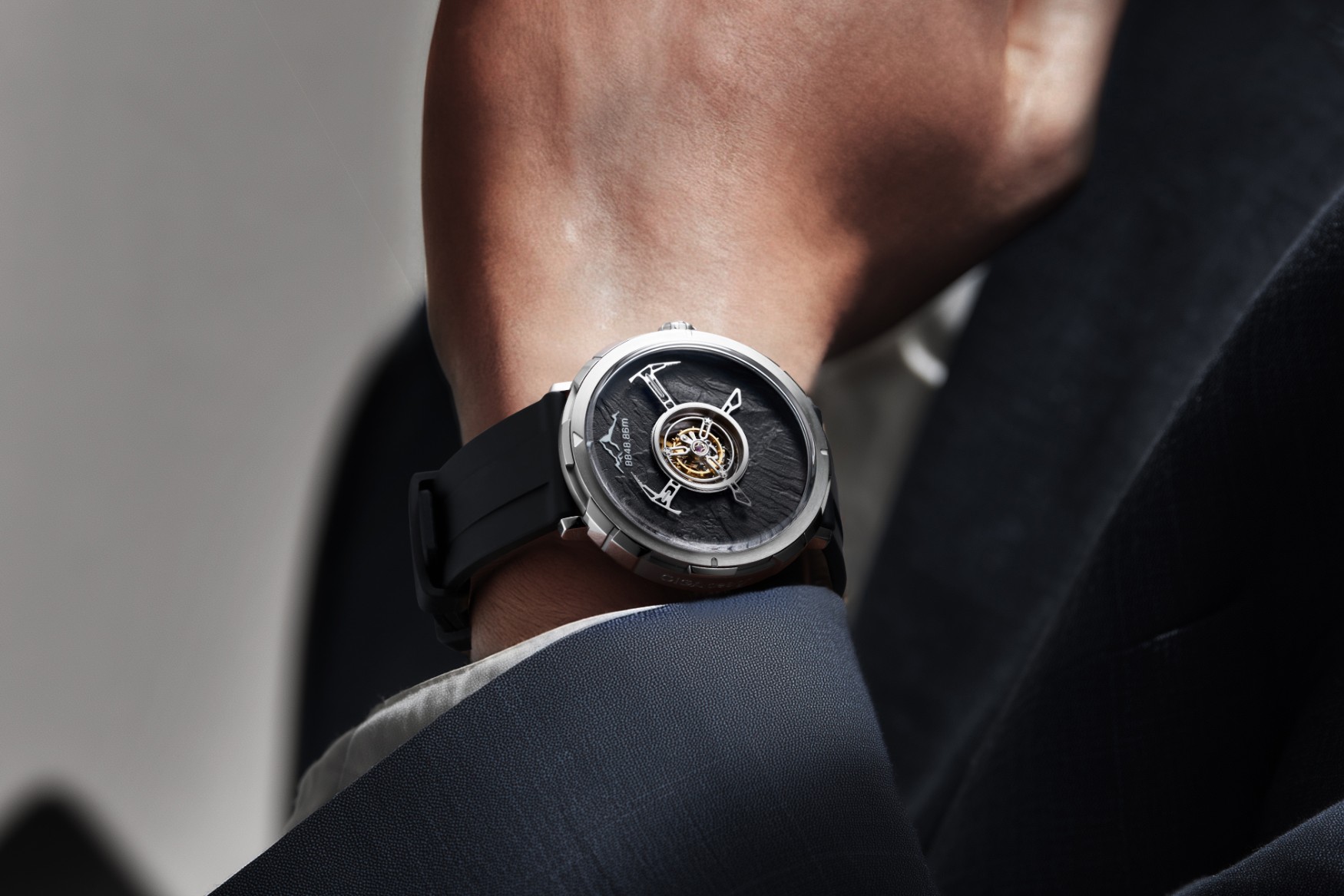 CIGA thiết kế Everest Summit Central Tourbillon trên cổ tay