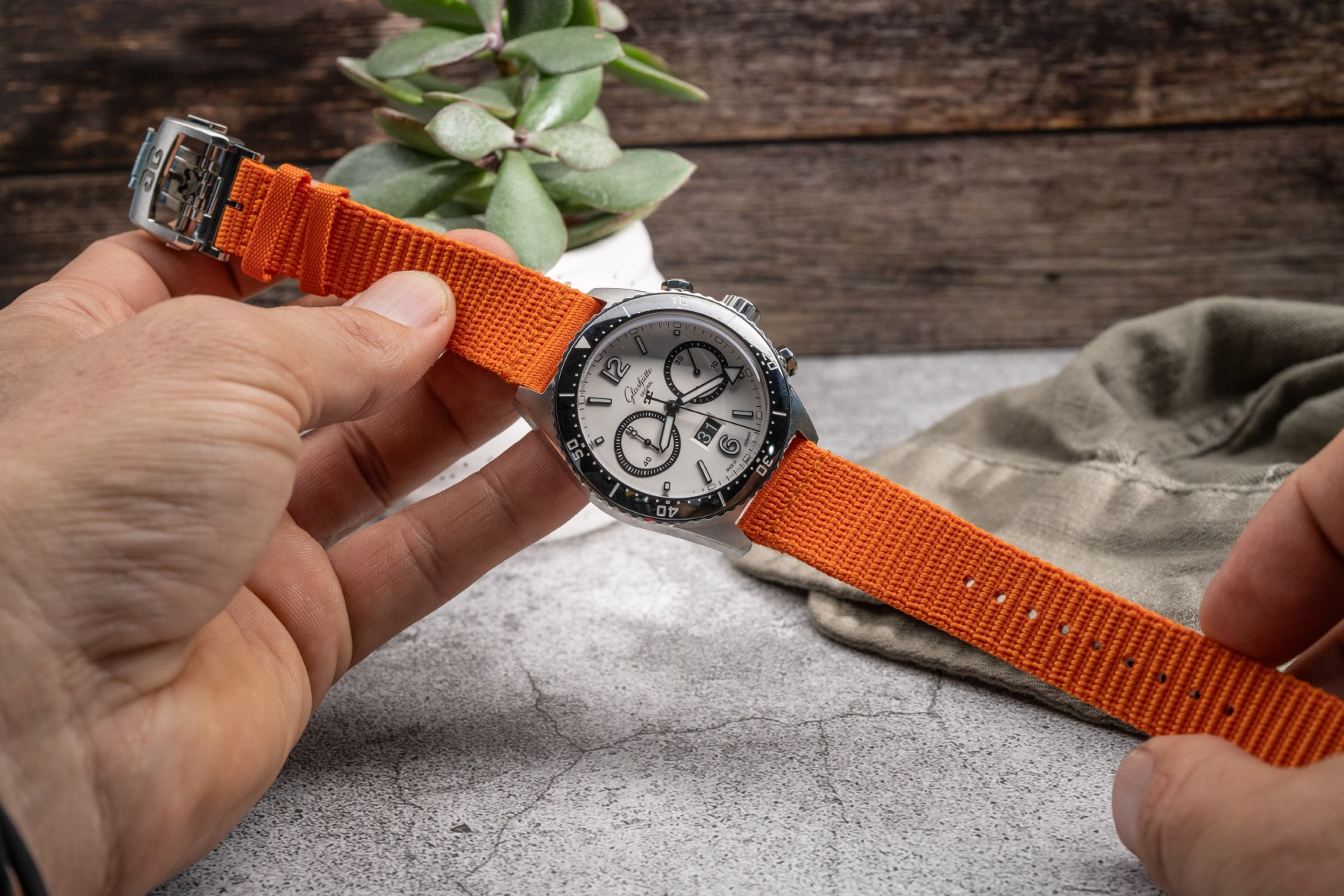 Trên tay màn hình bạc SeaQ Chronograph nguyên bản của Glashütte