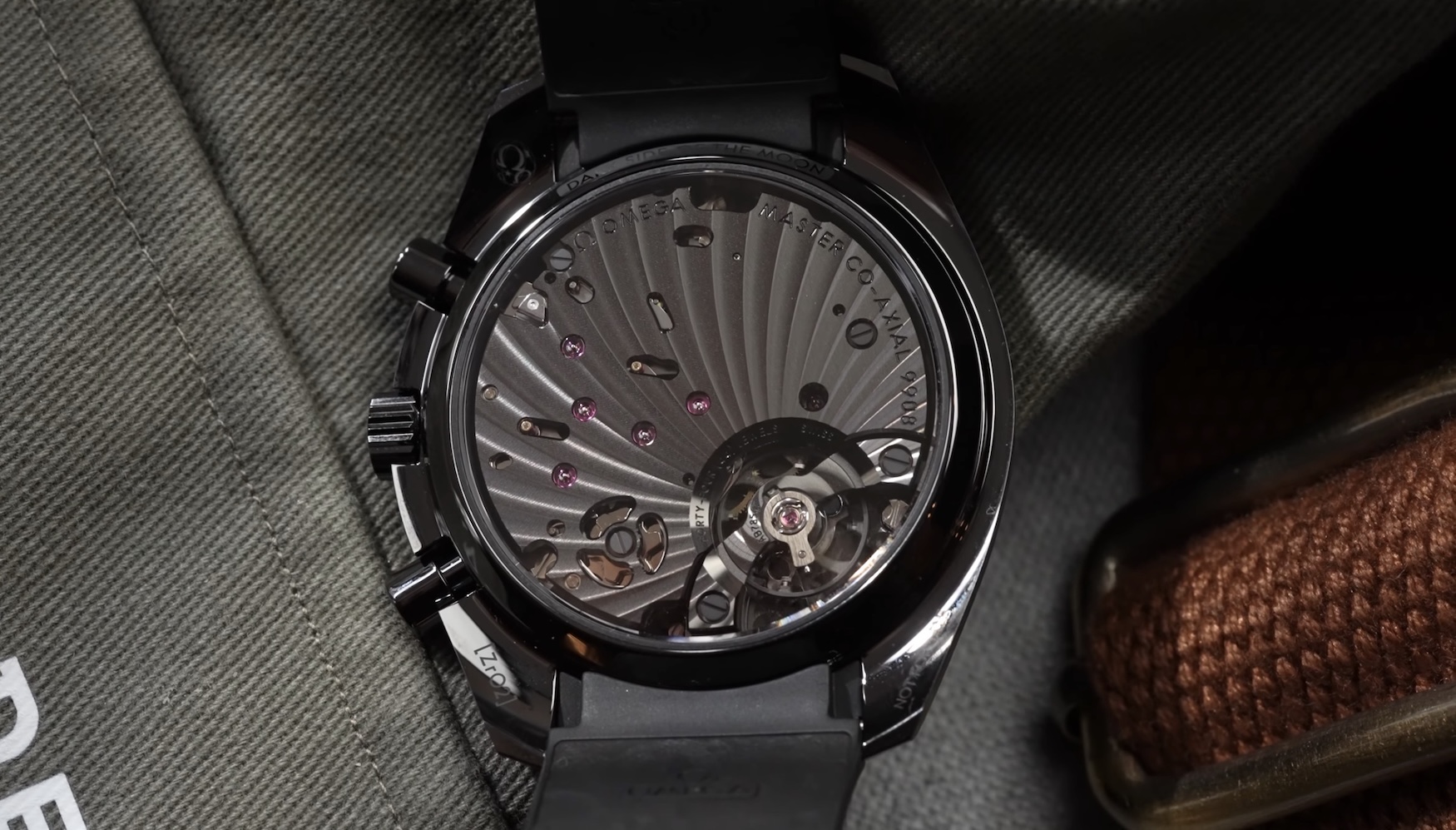 Omega Speedmaster mặt tối của mặt trăng màu đỏ sẫm