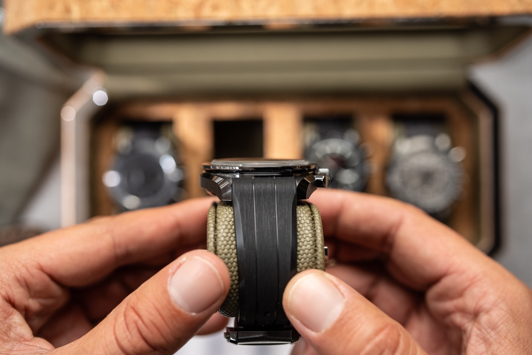 omega speedmaster mặt tối của mặt trăng mặt xám của mặt trăng 2025 14