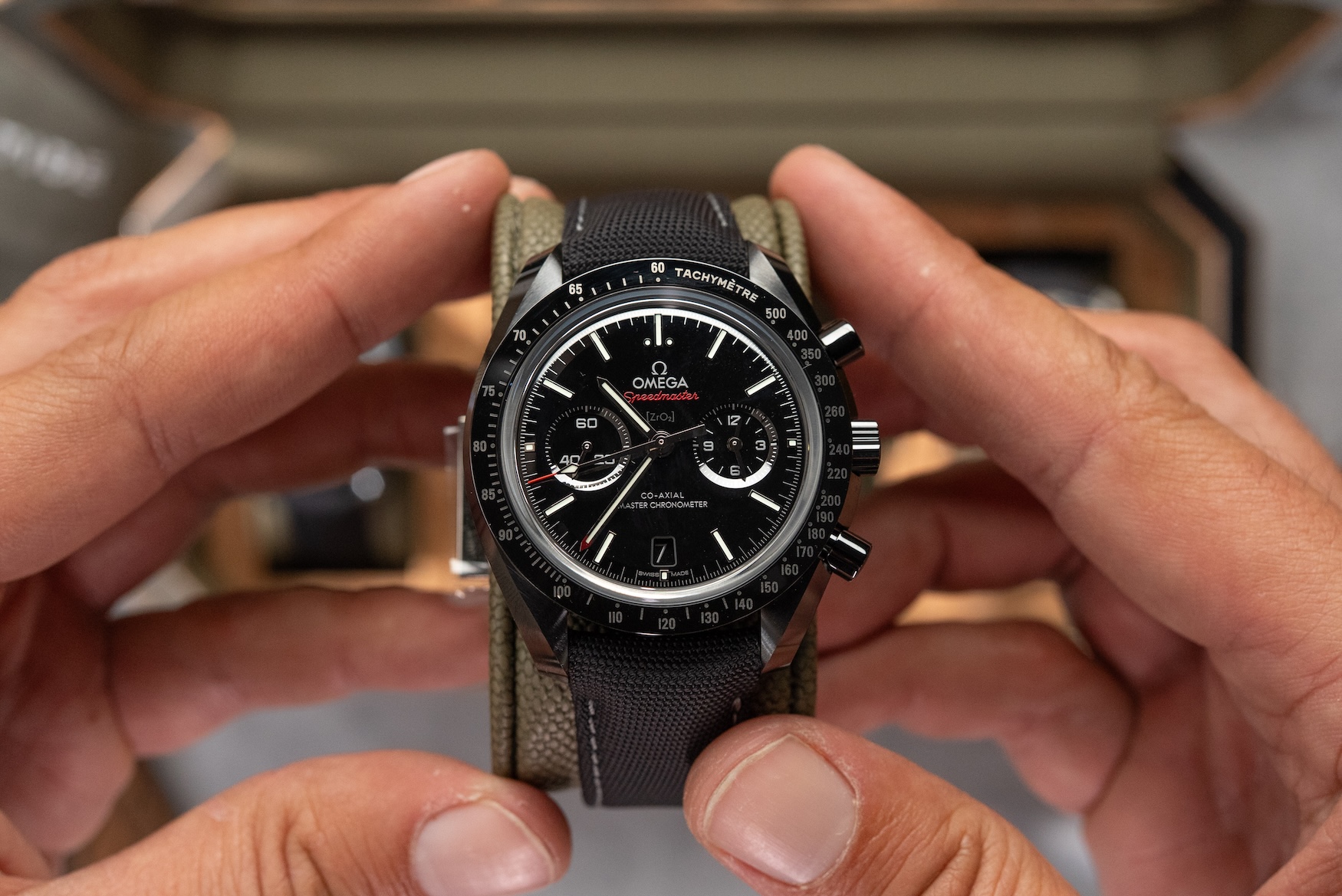 omega speedmaster mặt tối của mặt trăng mặt xám của mặt trăng 2025 28