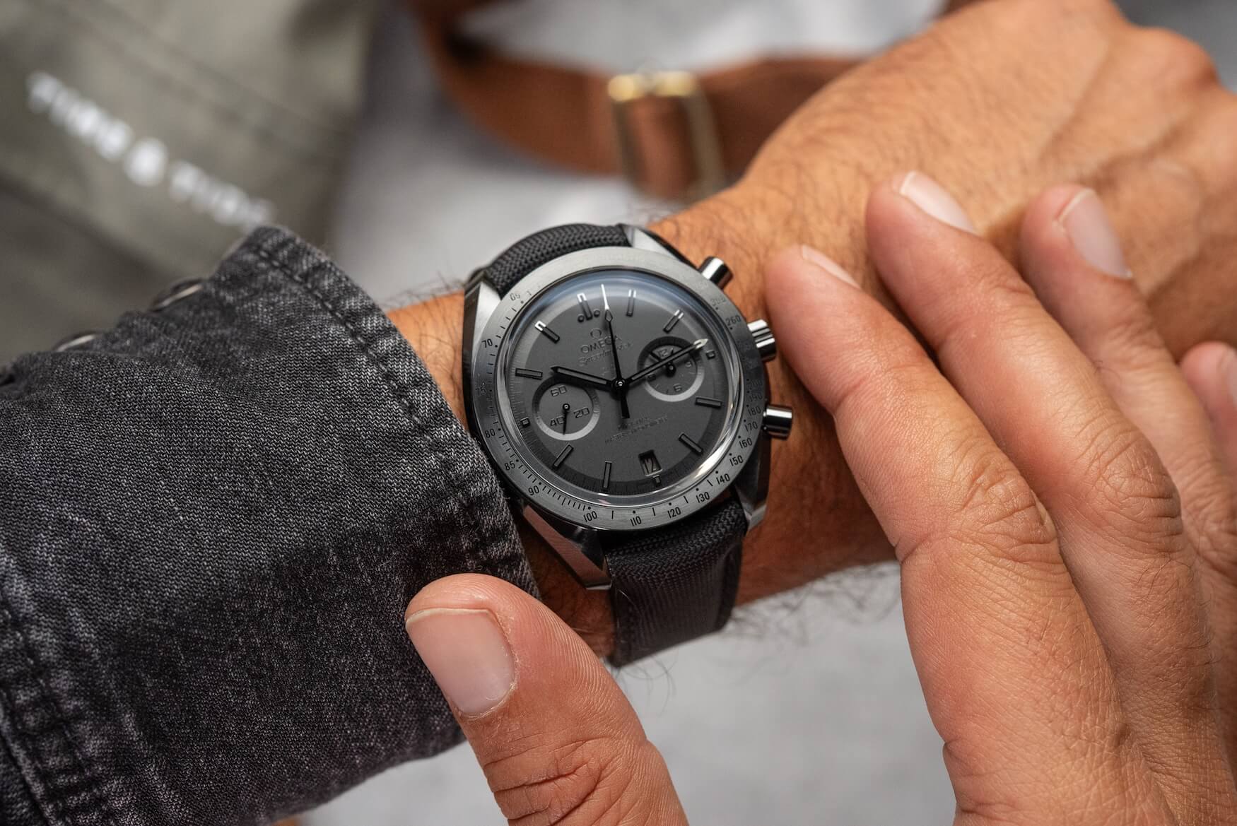 omega speedmaster mặt tối của mặt trăng mặt xám của mặt trăng 2025 32