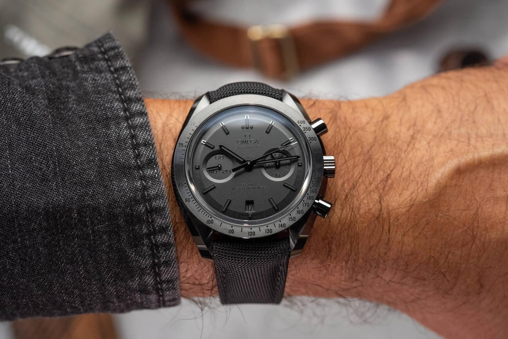 omega speedmaster mặt tối của mặt trăng mặt xám của mặt trăng 2025 34