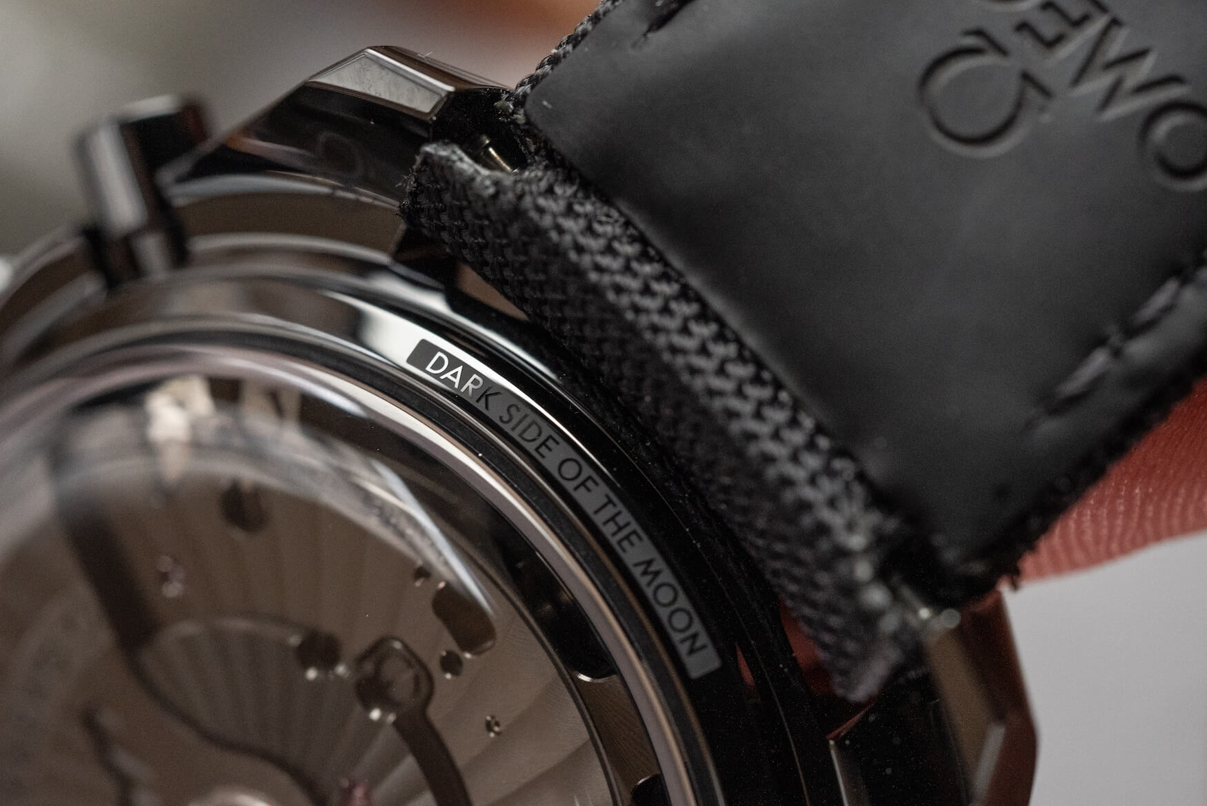 omega speedmaster mặt tối của mặt trăng mặt xám của mặt trăng 2025 46