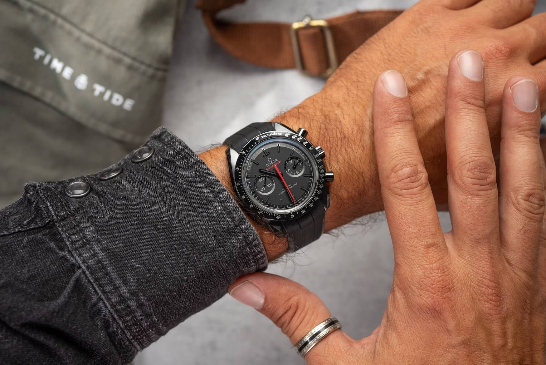 omega speedmaster mặt tối của mặt trăng mặt xám của mặt trăng 2025 50