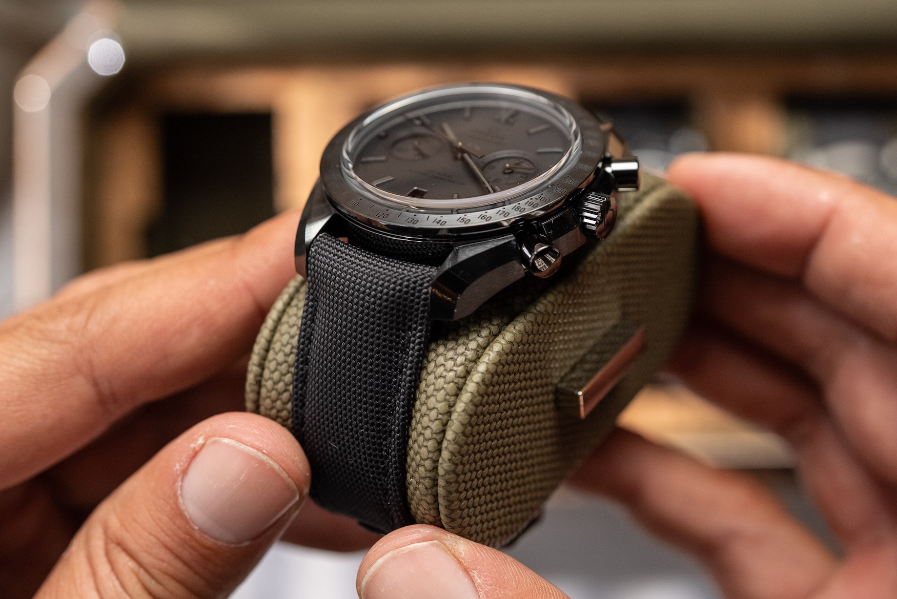 omega speedmaster mặt tối của mặt trăng mặt xám của mặt trăng 2025 9