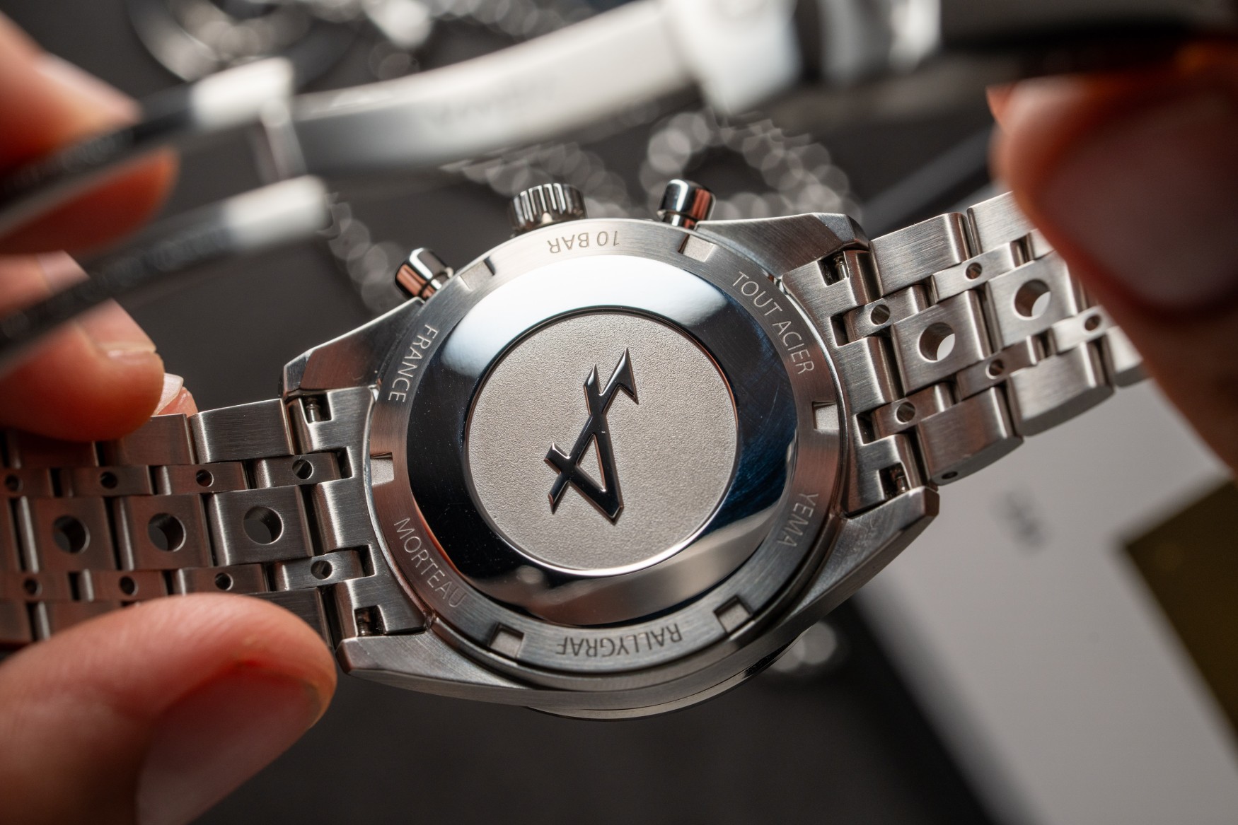 nắp lưng màu trắng của Yema Rallygraf Alpine Cup Series