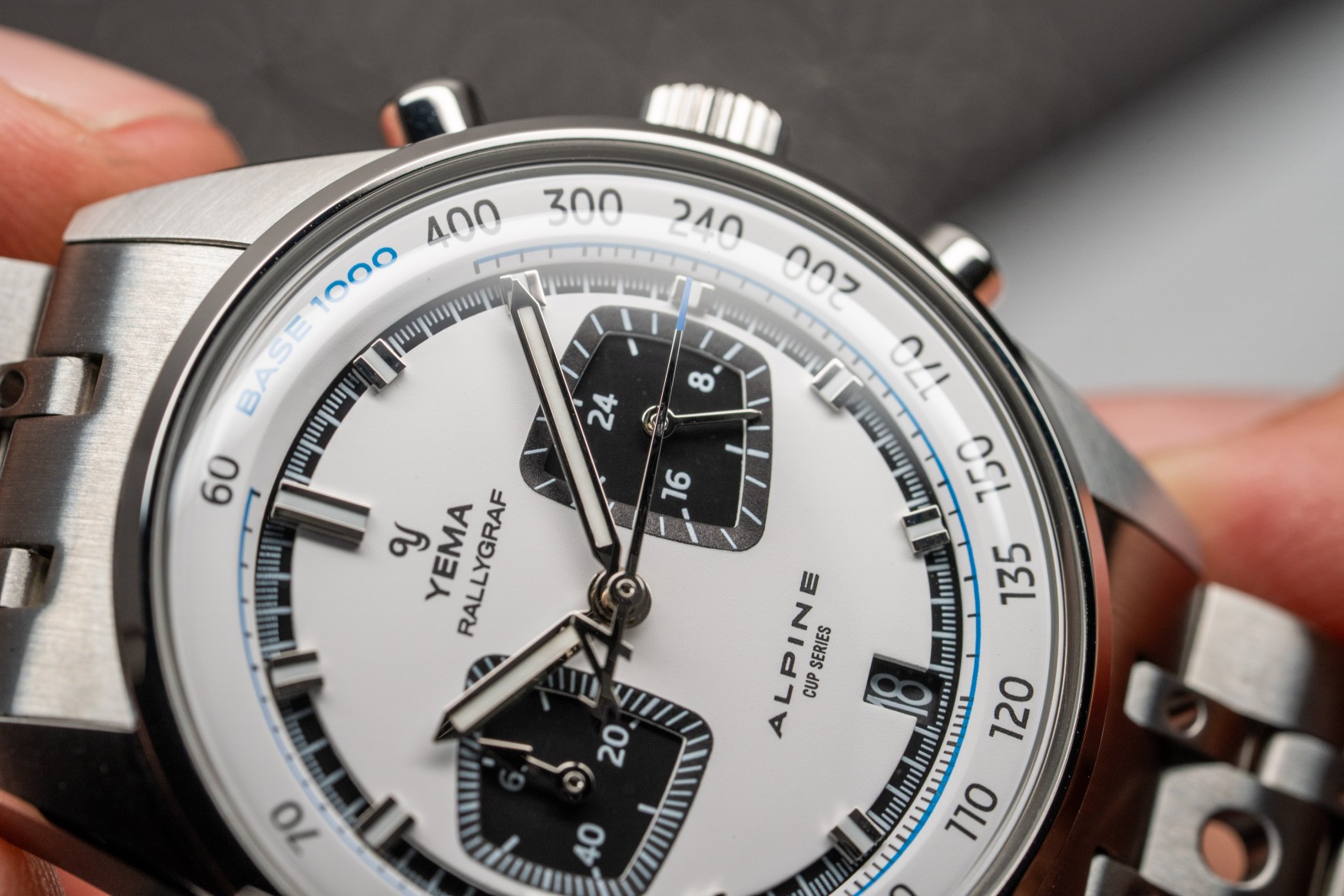 cận cảnh mặt số màu trắng của Yema Rallygraf Alpine Cup Series