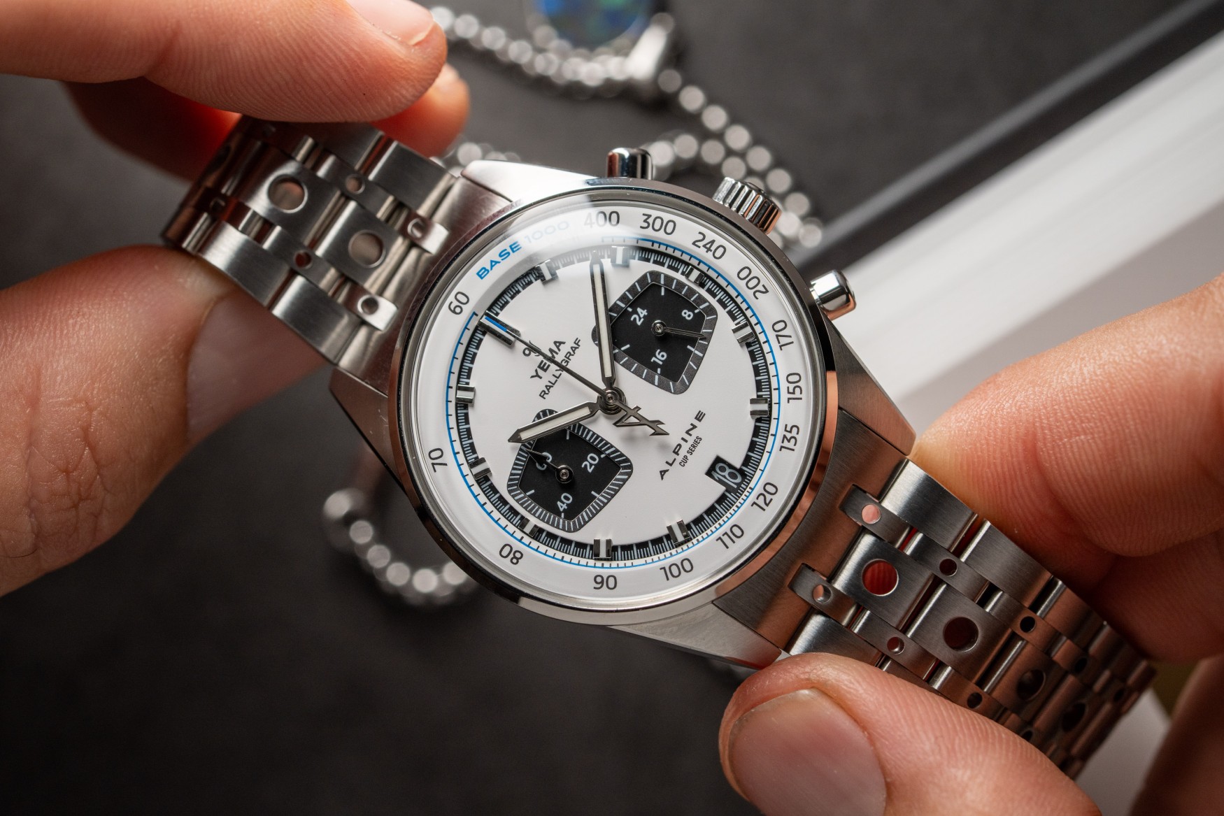 dòng sản phẩm Yema Rallygraf Alpine Cup mặt số màu trắng