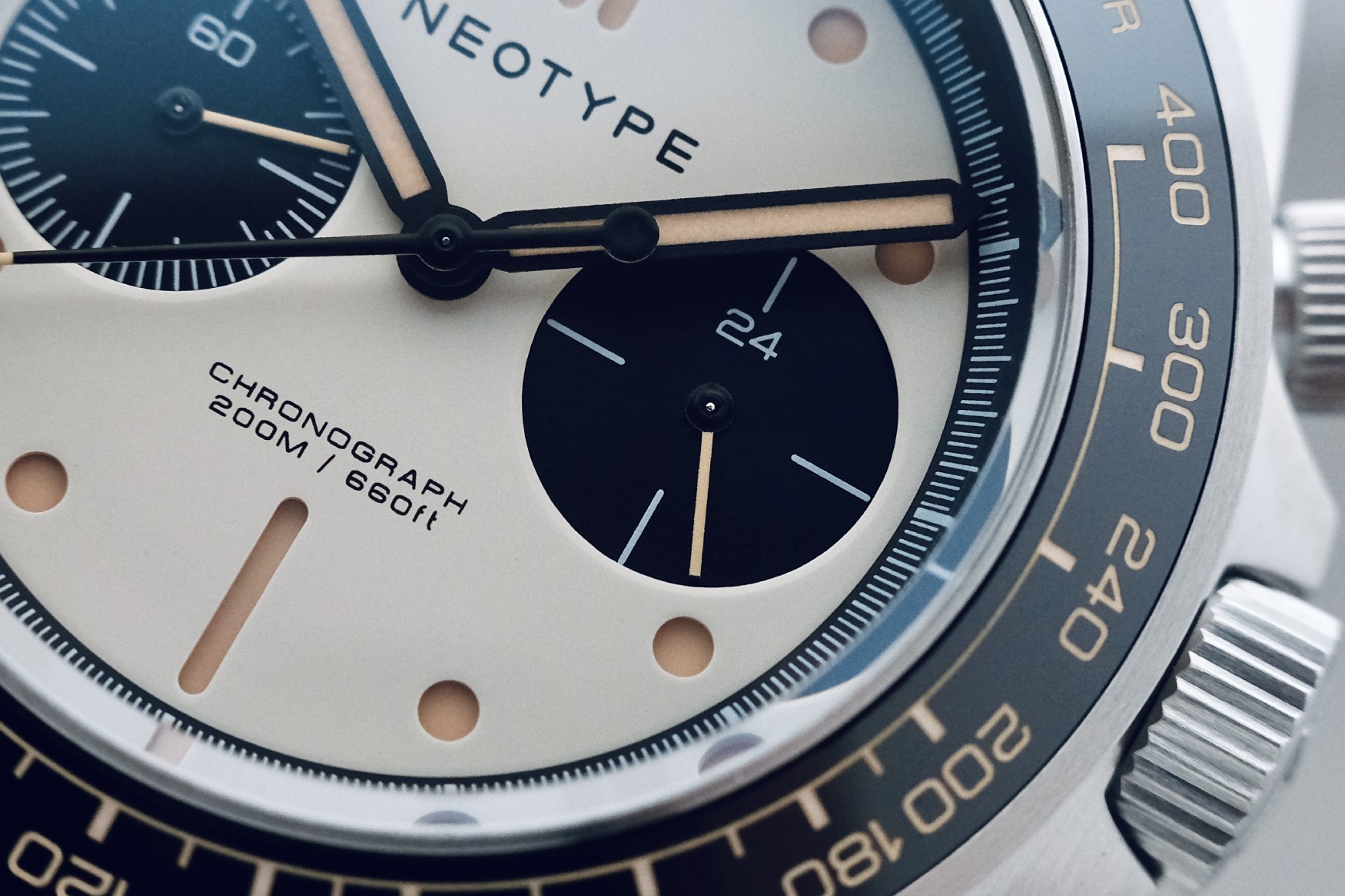 Cận cảnh mặt số gấu trúc LM02 Type C