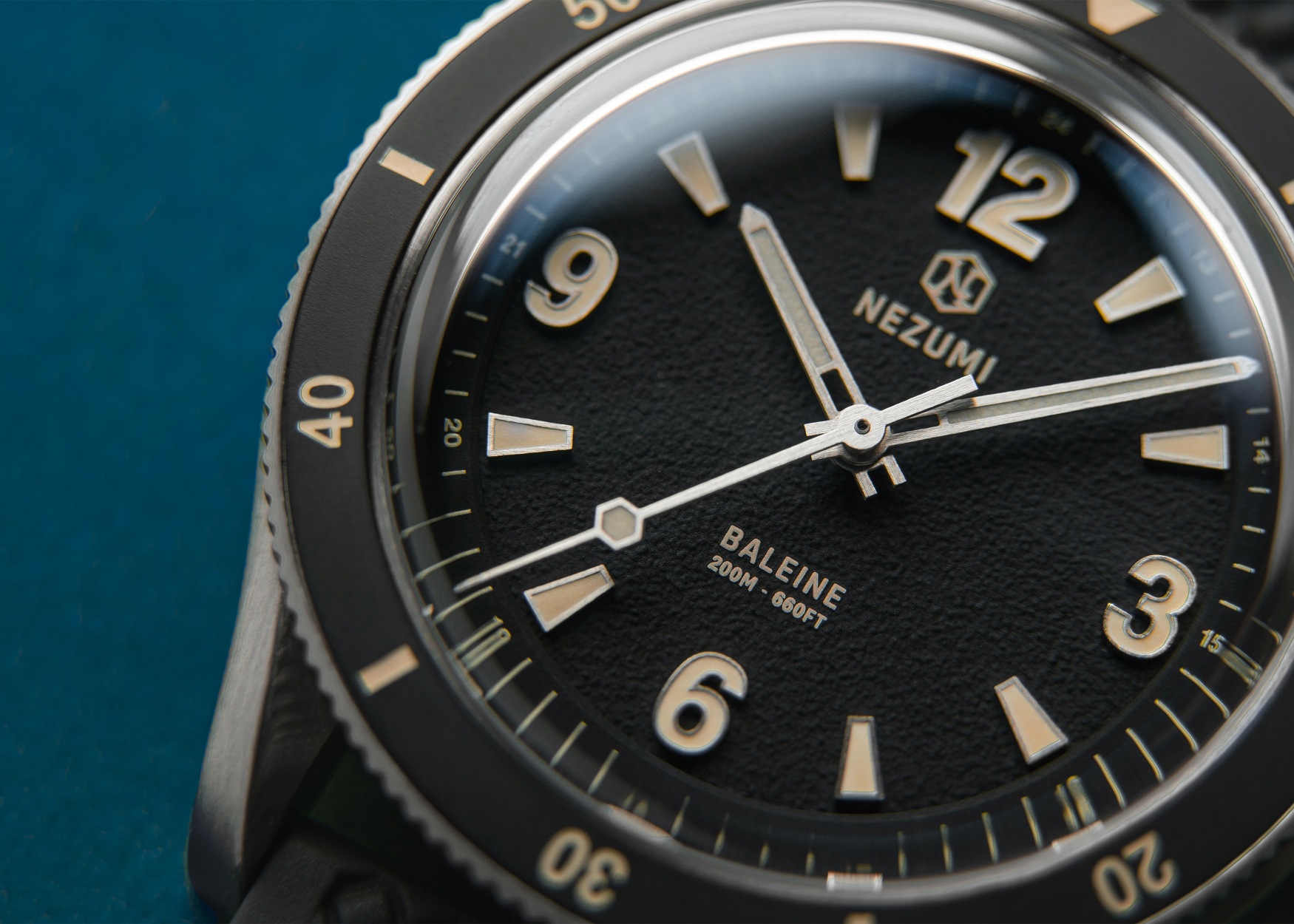 Cận cảnh mặt số Nezumi Baleine 2025