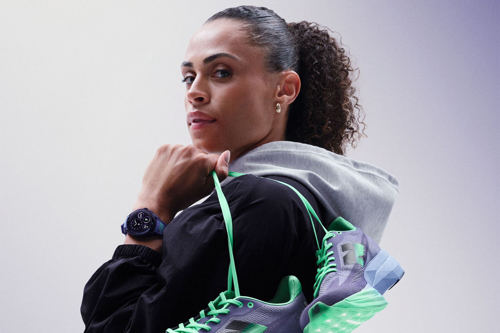 ساعت هوشمند تگ هویر کالیبر E5 و کفش نیوبالانس