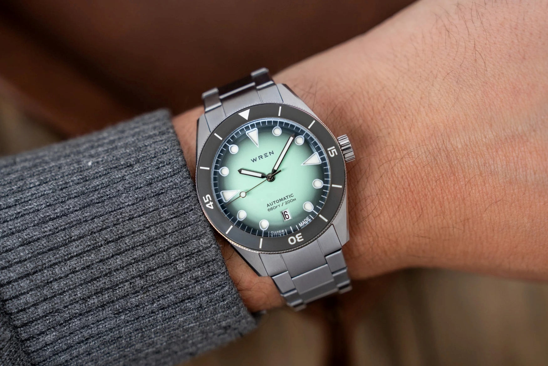 Wren Diver 38 Seafoam على المعصم