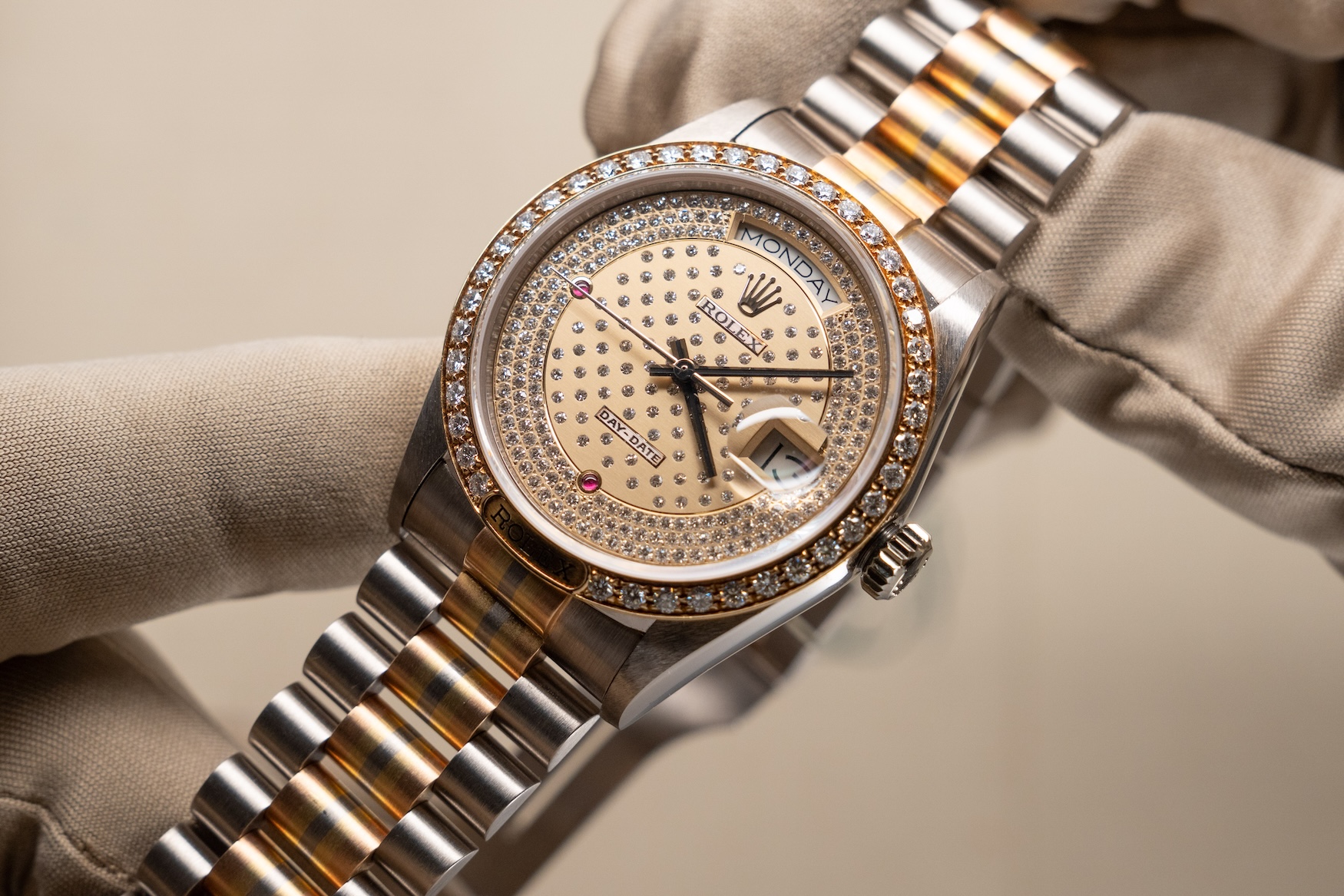 رولكس Day Date مخزون مملوك مسبقًا معتمد في دبي 32