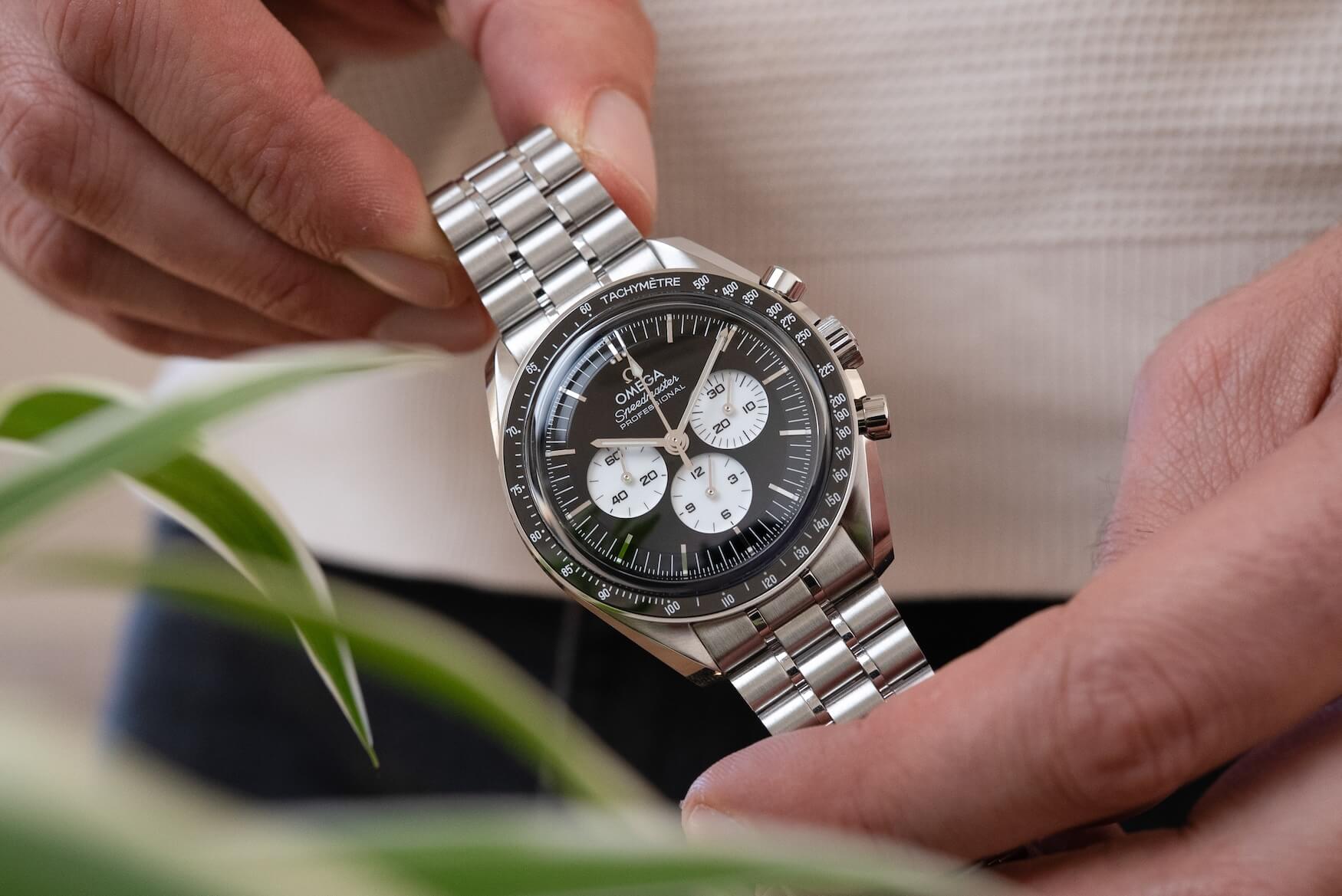 omega speedmaster moonwatch professional black and white 2026 15