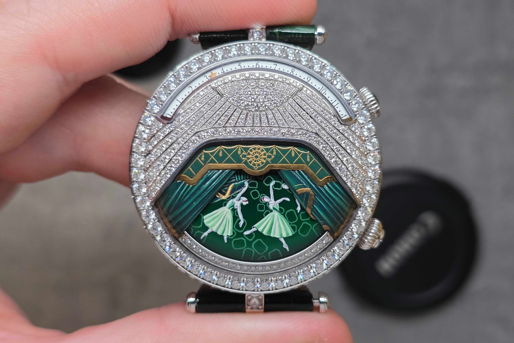 Van Cleef & Arpels Lady Arpels Ballerine Musicale Émeraude dial active