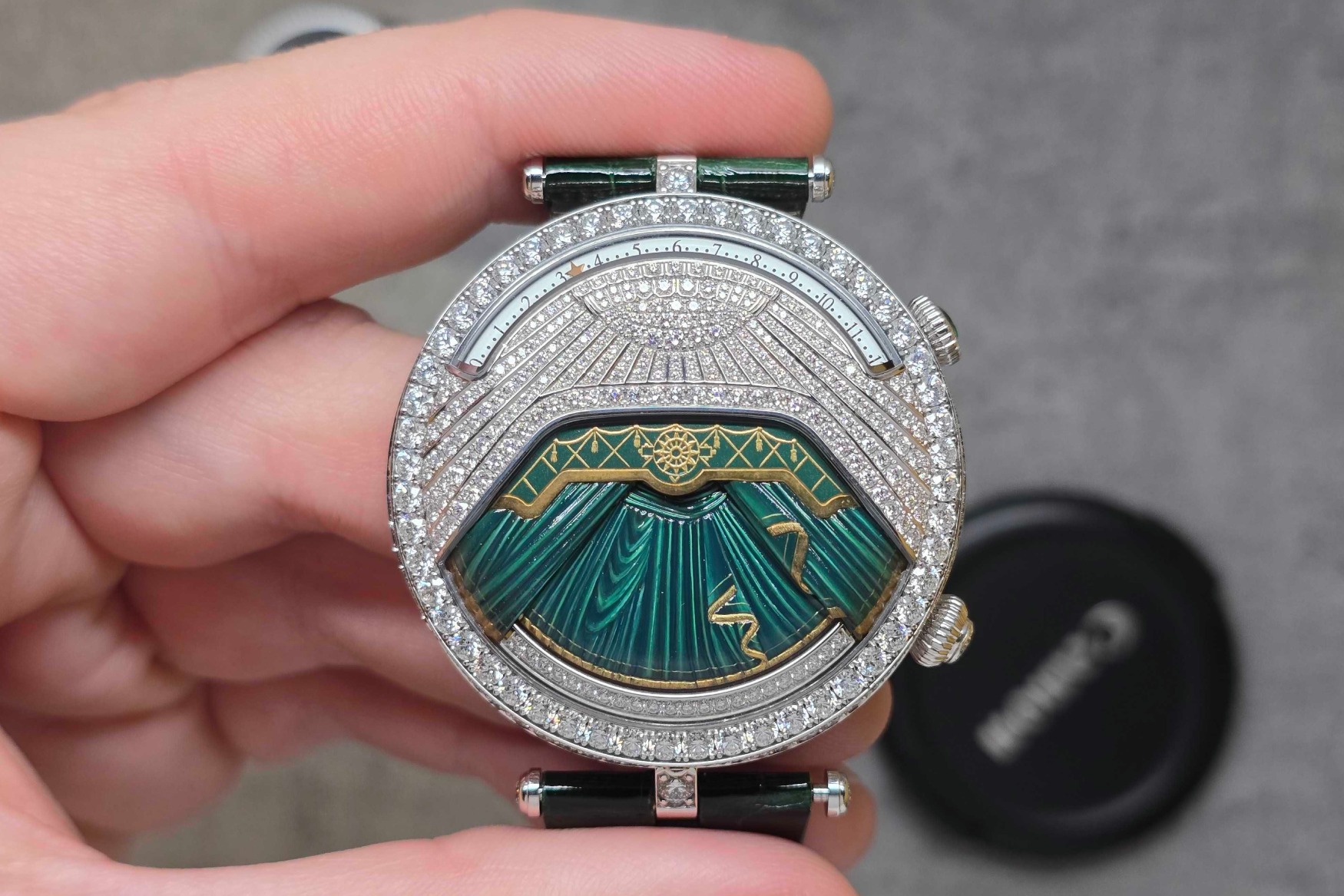 Van Cleef & Arpels Lady Arpels Ballerine Musicale Émeraude dial closed